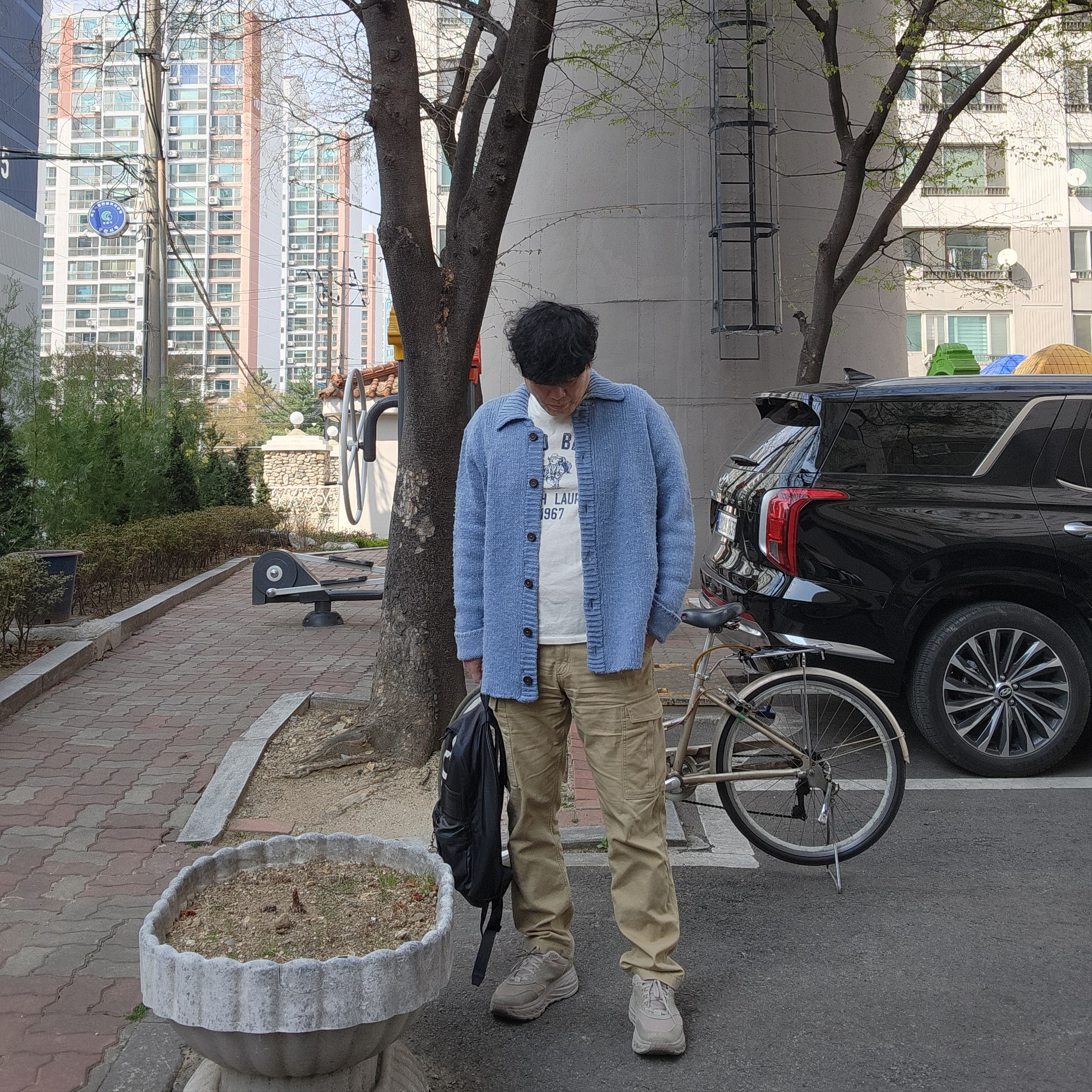 아워레가시 빅 가디건 펑키 아크릴 블루, 호카 x 엔지니어드 가먼츠 본디 L 심플리 토프 카우 헤어 착용 스타일 - 1