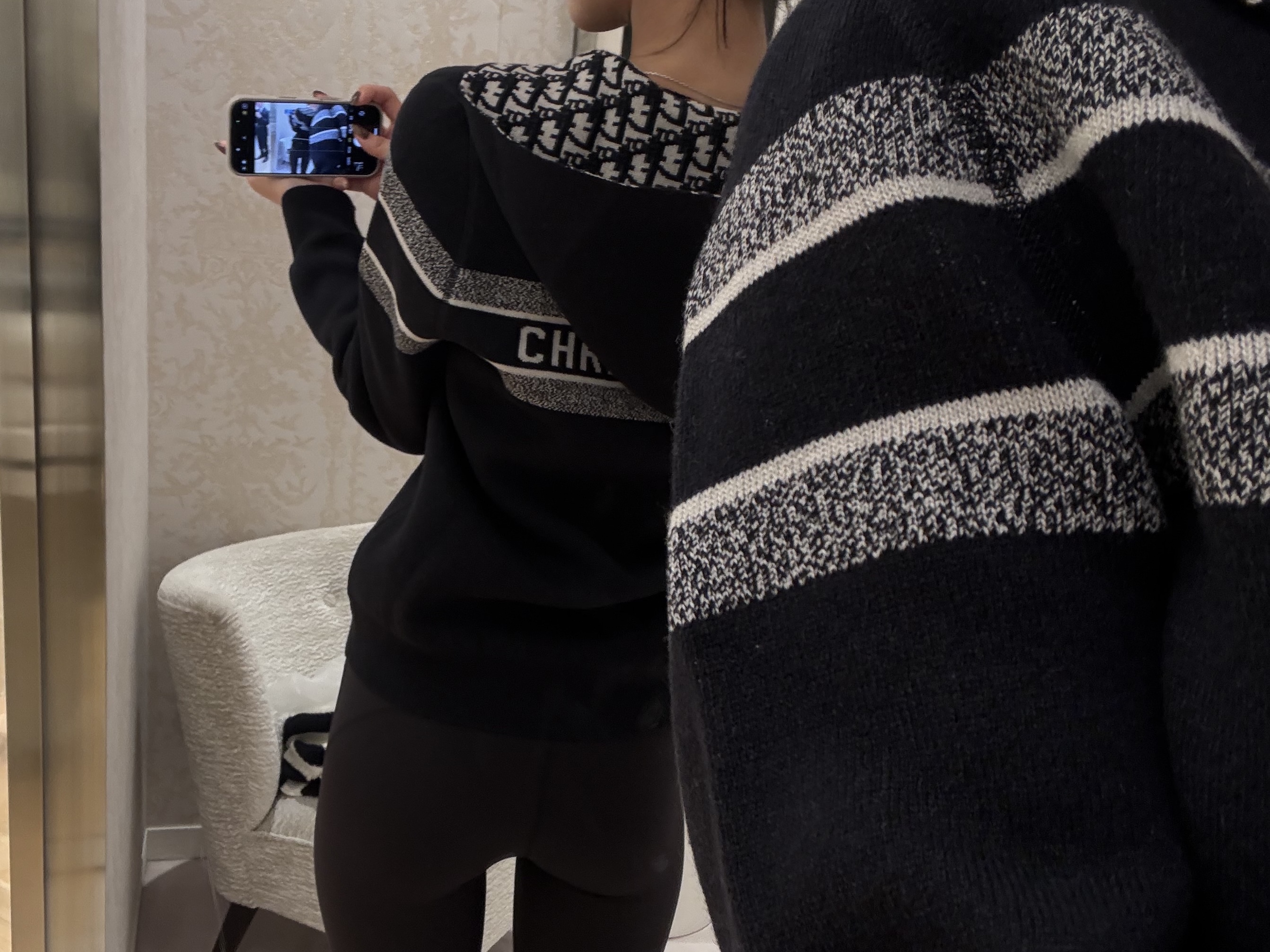 (W) Dior Technical Cashmere Reversible Zipped Cardigan with Hood Blue Dior Oblique 착용 스타일 - 1