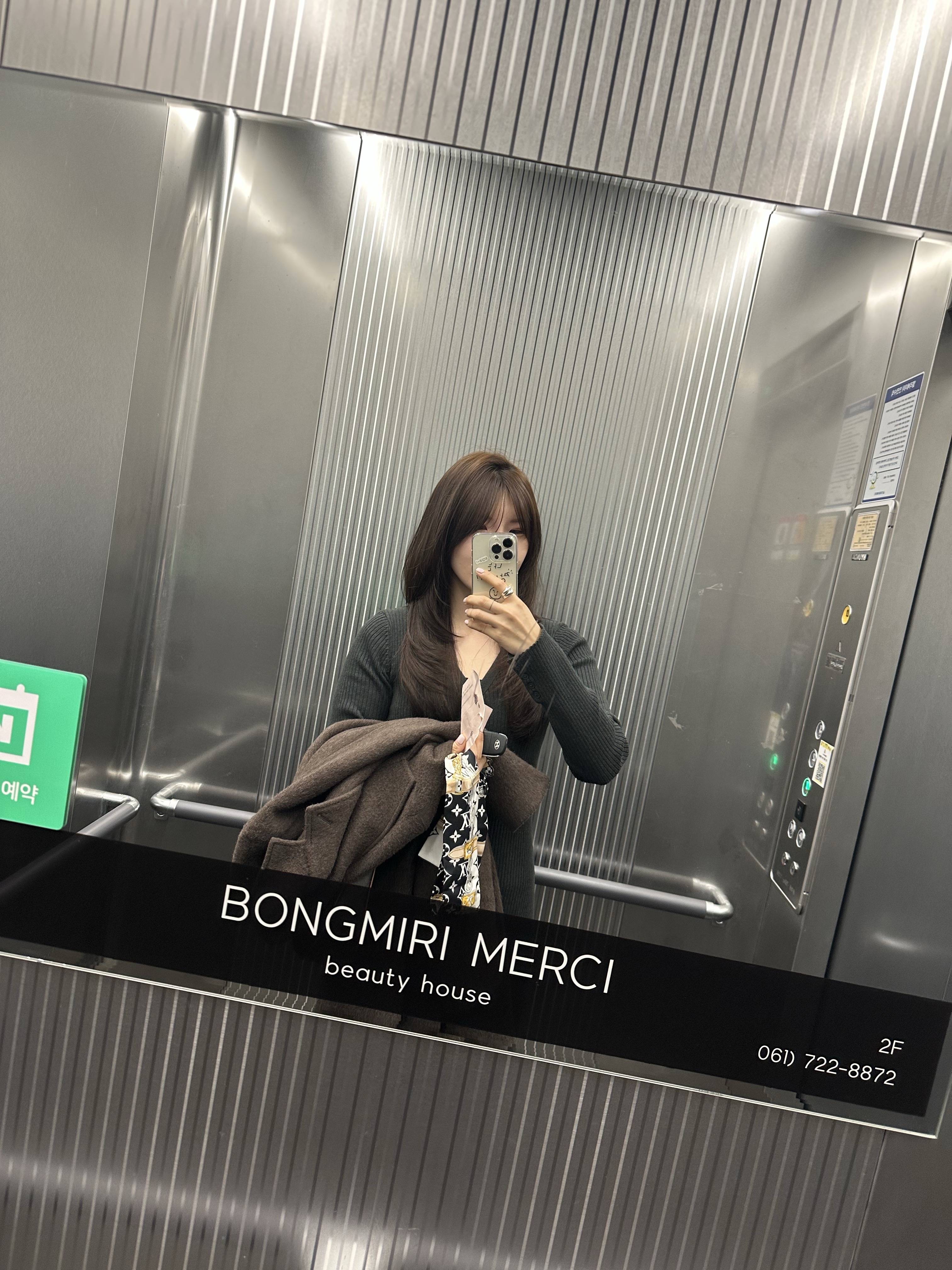 Celine Ava Bag in Triomphe Canvas and Calfskin Tan, (W) Louis Vuitton Monogram Confidential Bandeau Black 착용 스타일 - 1
