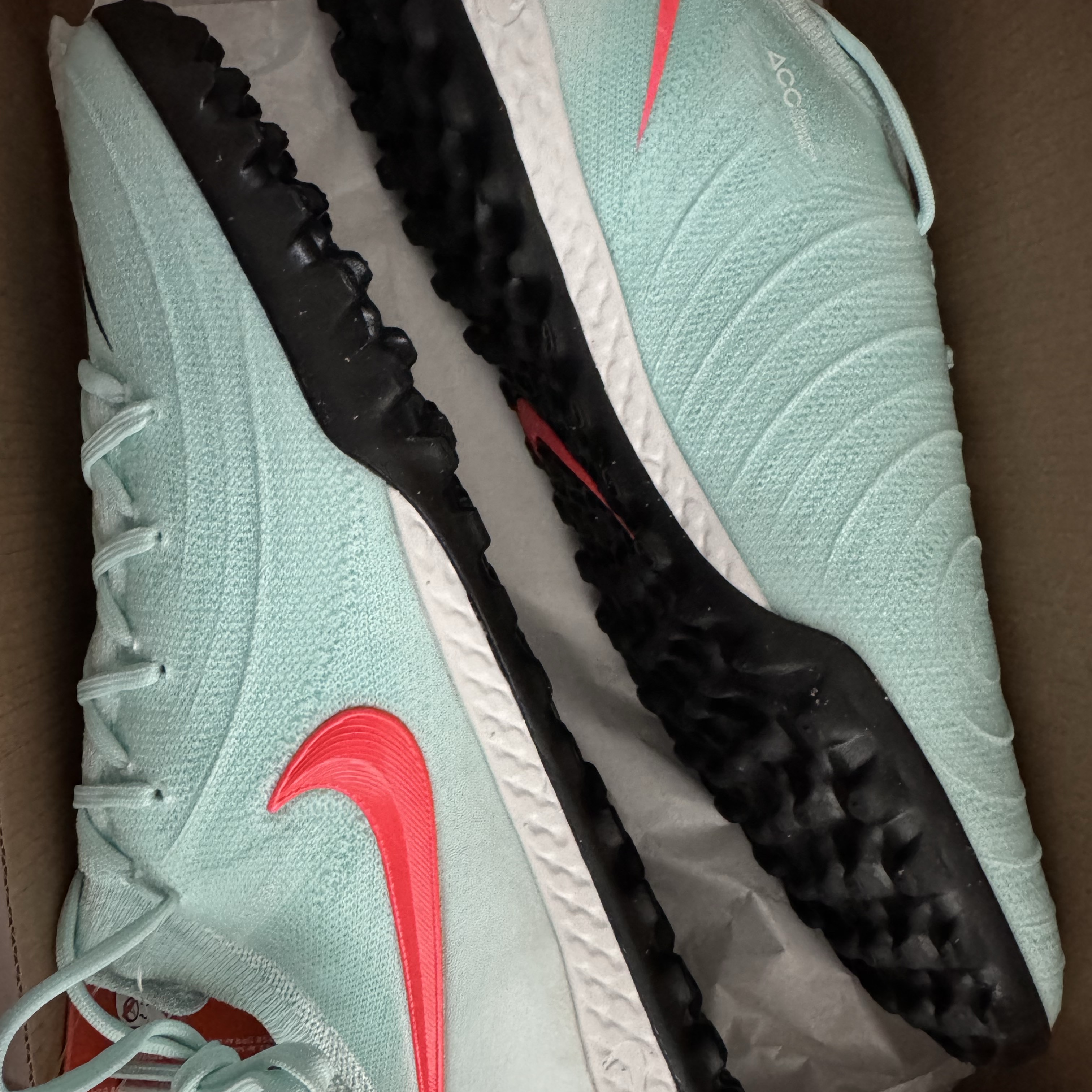 Nike Phantom GX 2 Pro TF Mint Atomic Red 착용 스타일
