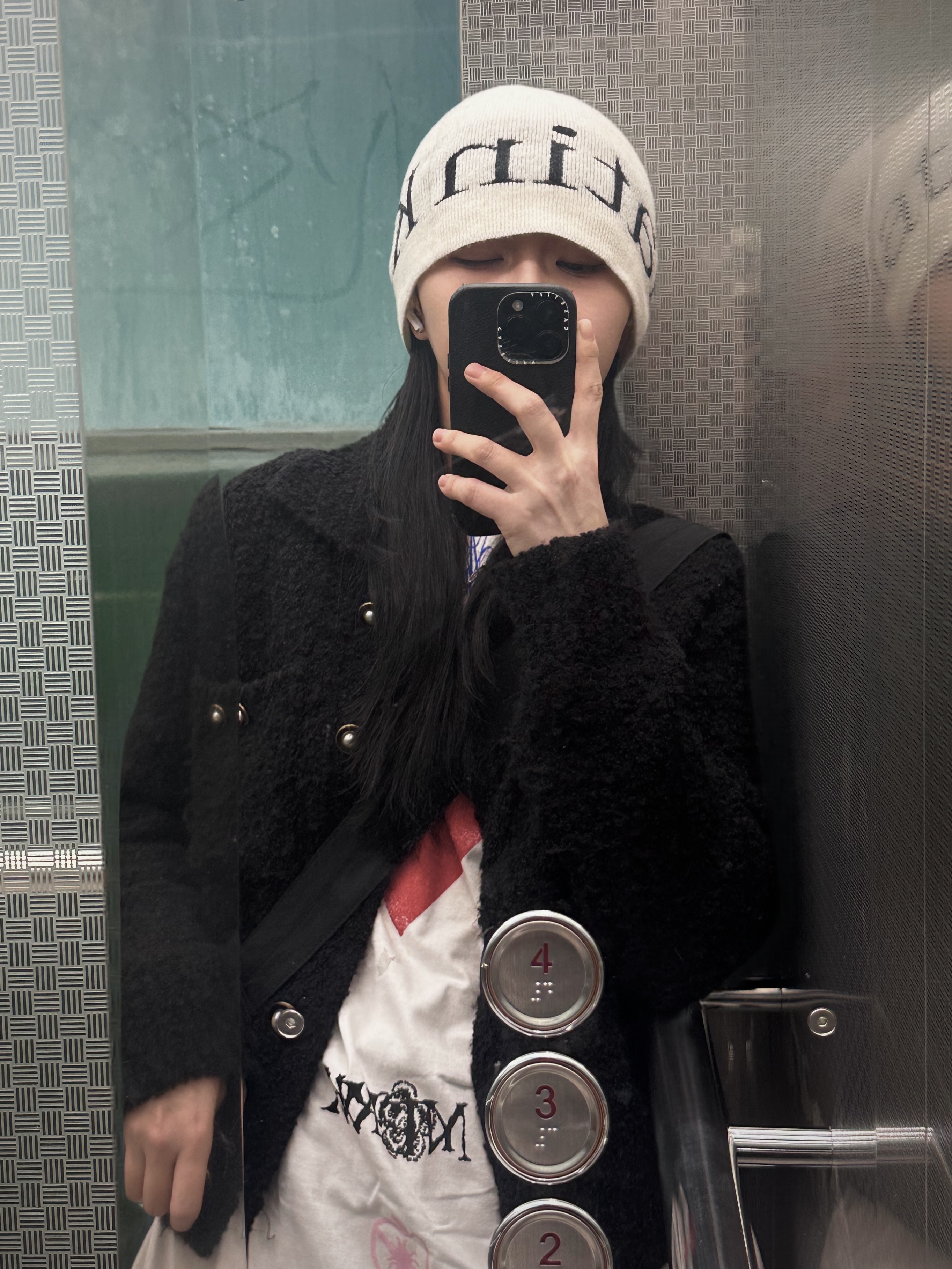 Supreme Announcing T-Shirt White - 25SS, Matin Kim Logo Jacquard Short Beanie White 착용 스타일 - 1