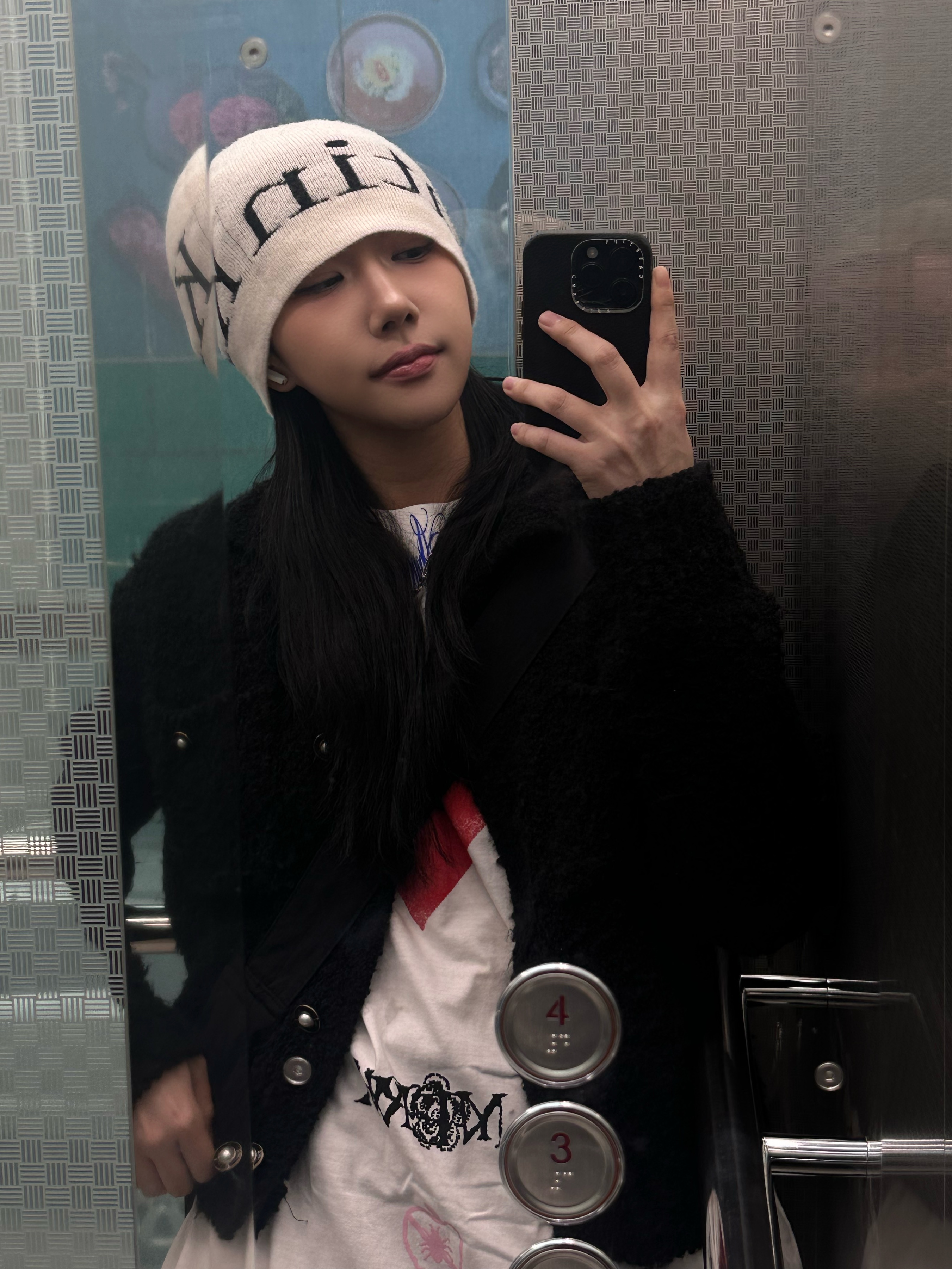 Supreme Announcing T-Shirt White - 25SS, Matin Kim Logo Jacquard Short Beanie White 착용 스타일 - 2