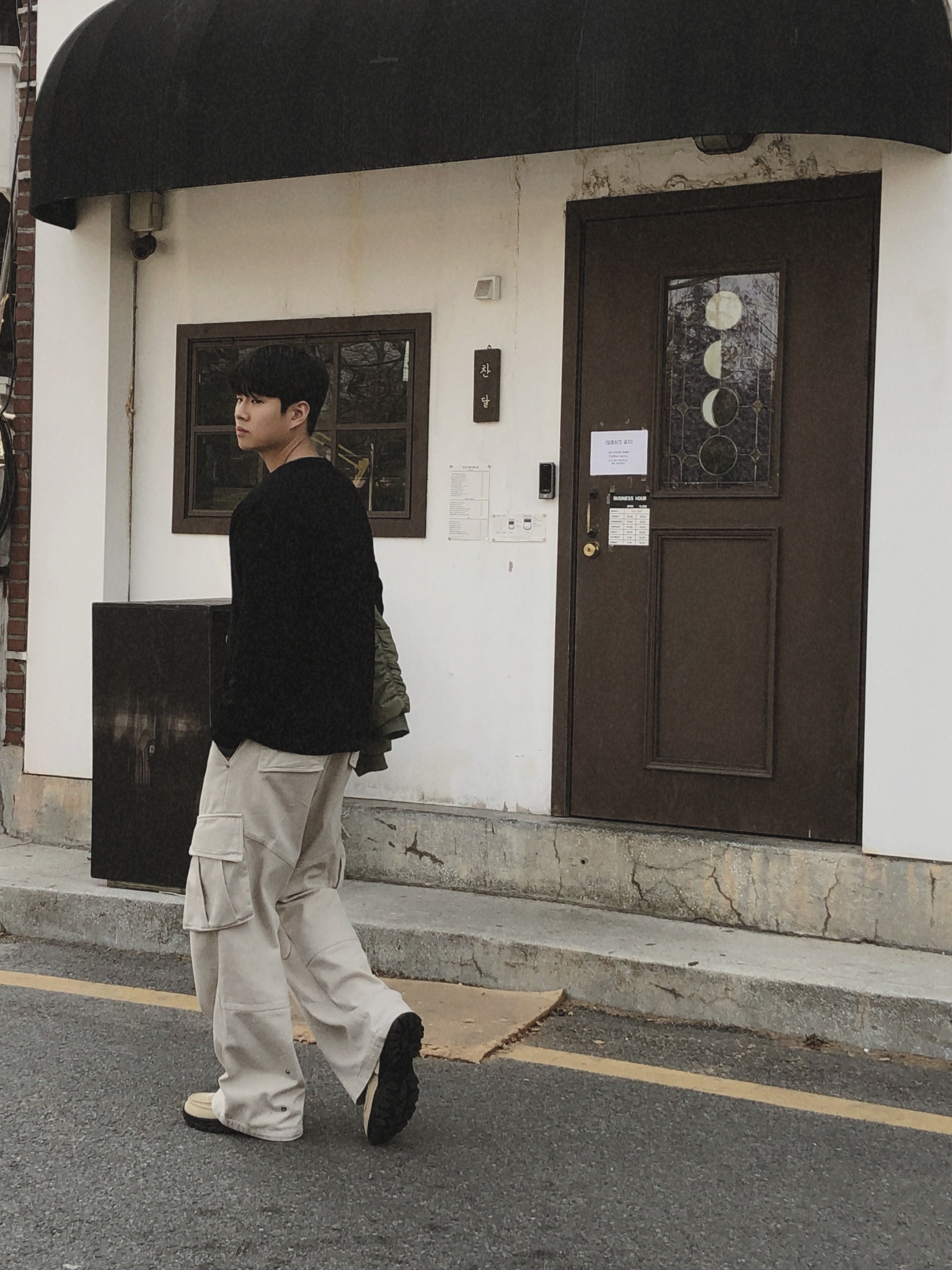 [KREAM 단독] Millo Archive X Negative Three Crescendo Desert Boots Beige 착용 스타일 - 2