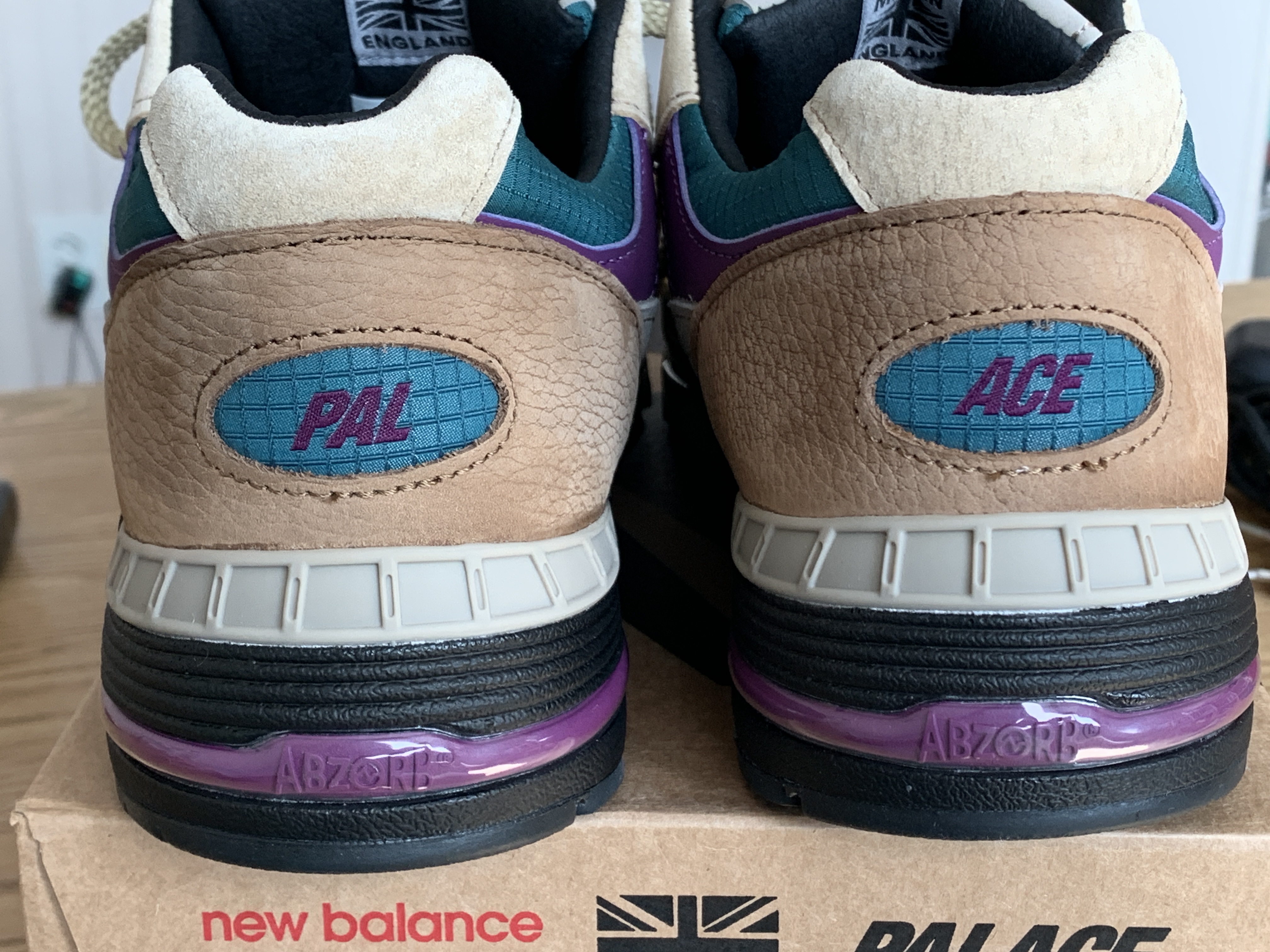 New Balance x Palace 991 Made in UK Teal Brown 착용 스타일 - 3