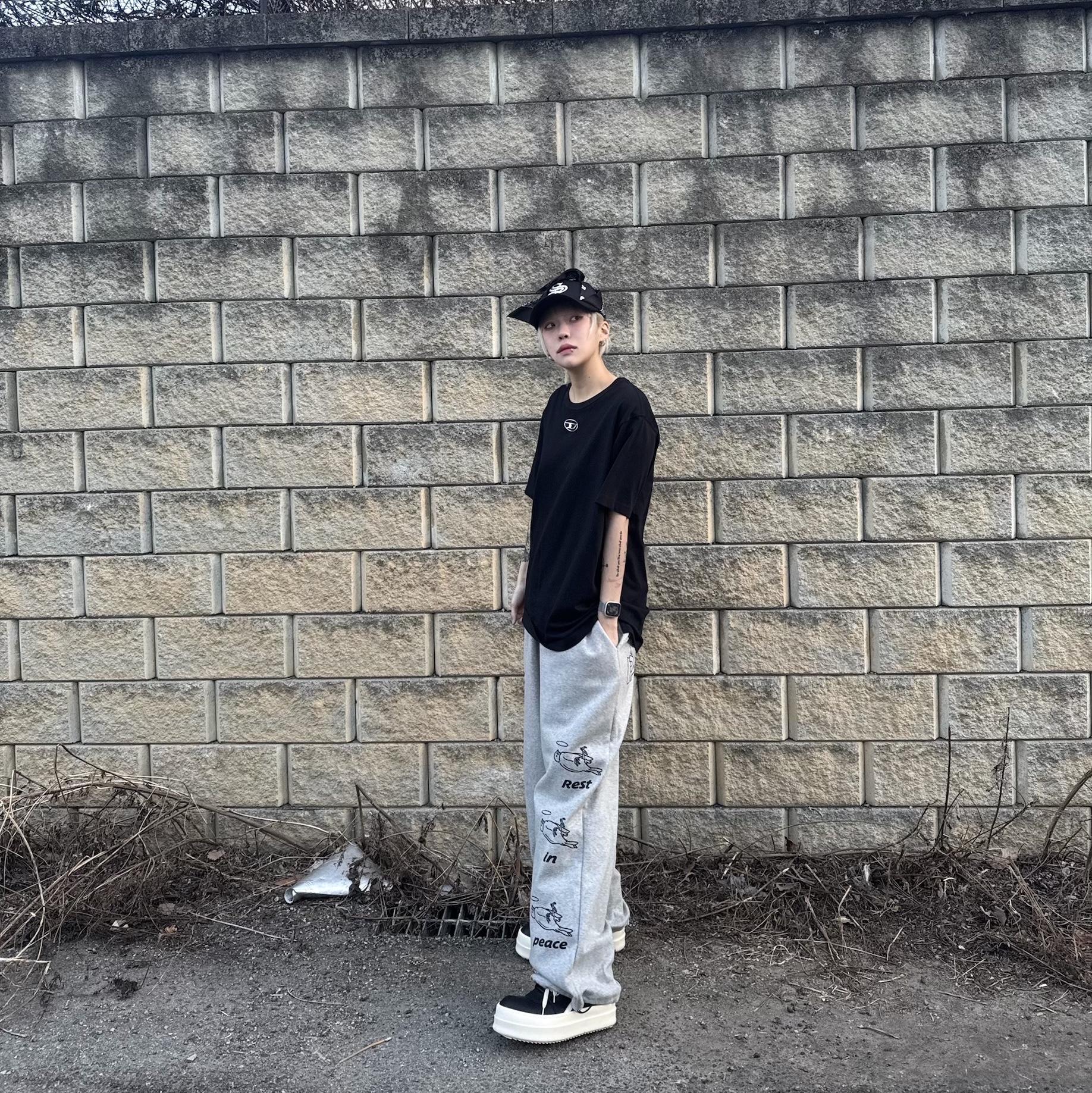 Rick Owens Hollywood Mega Bumper Geobasket in Full Grain Calf Leather Black Milk, Diesel T-Adjust-Od T-shirt with Metallic Oval D Black 착용 스타일 - 3