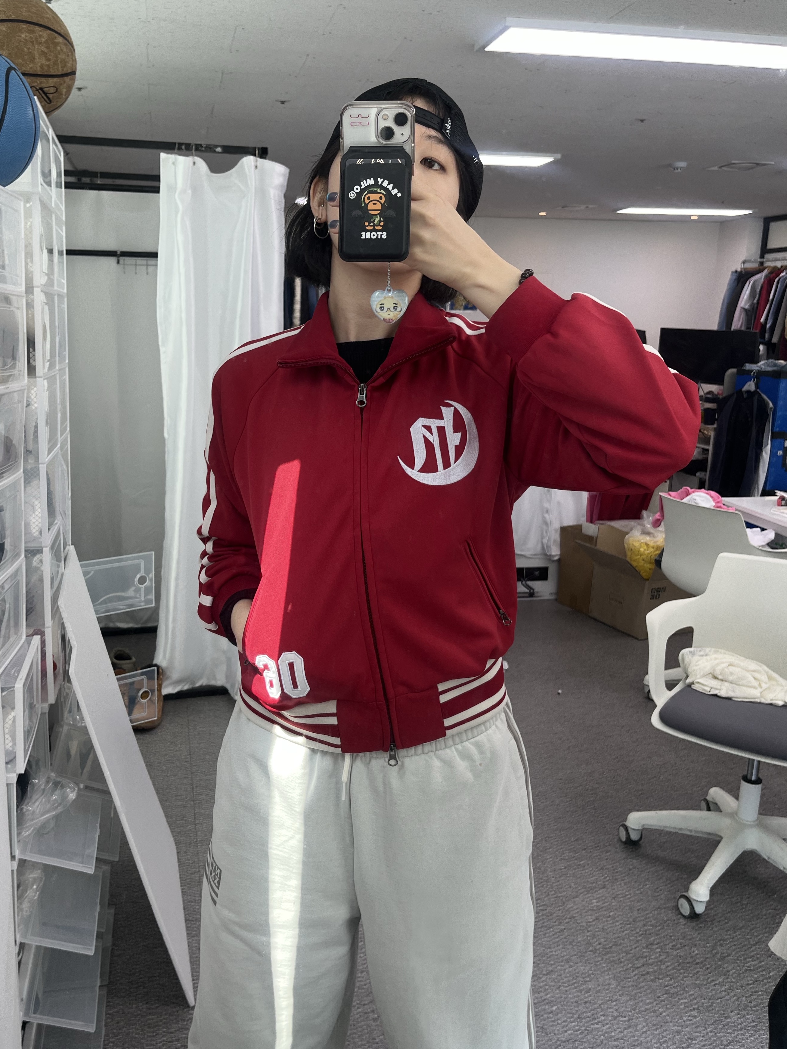 NYXX 06 Track Top Red, BAPE Baby Milo MagSafe Card Holder Black 착용 스타일 - 1