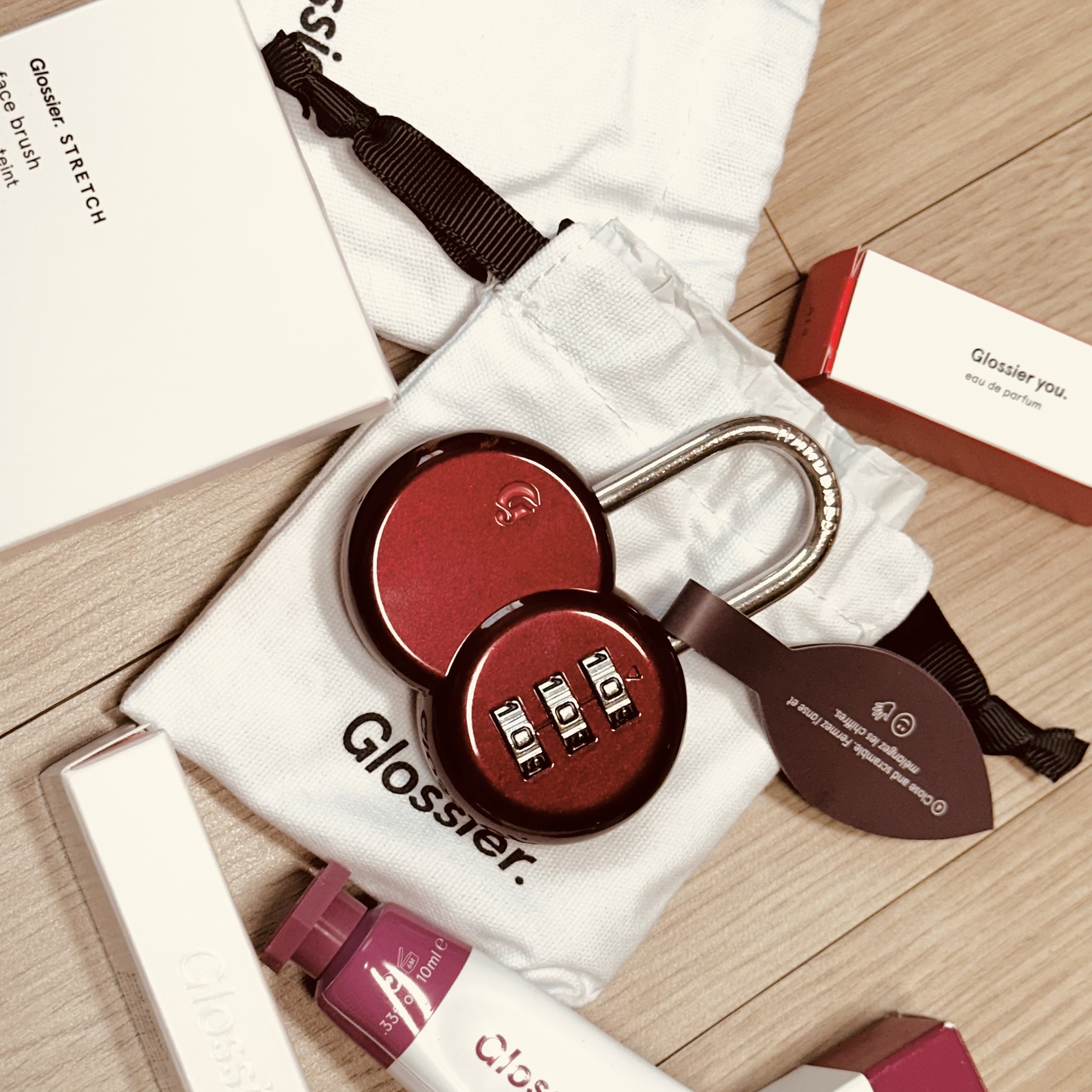 Glossier Cherry Lock 착용 스타일 - 3