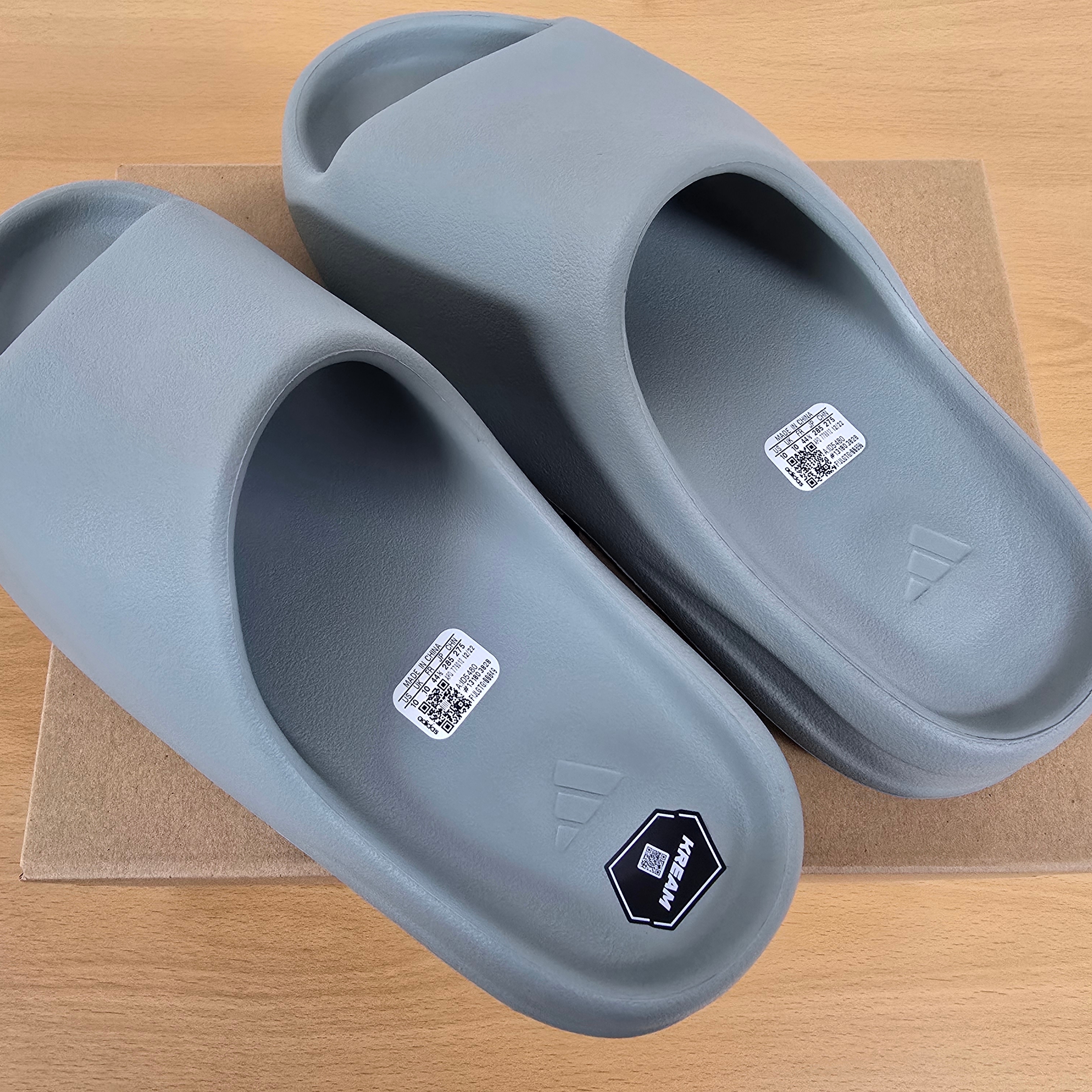 Adidas Yeezy Slide Salt 착용 스타일 - 2