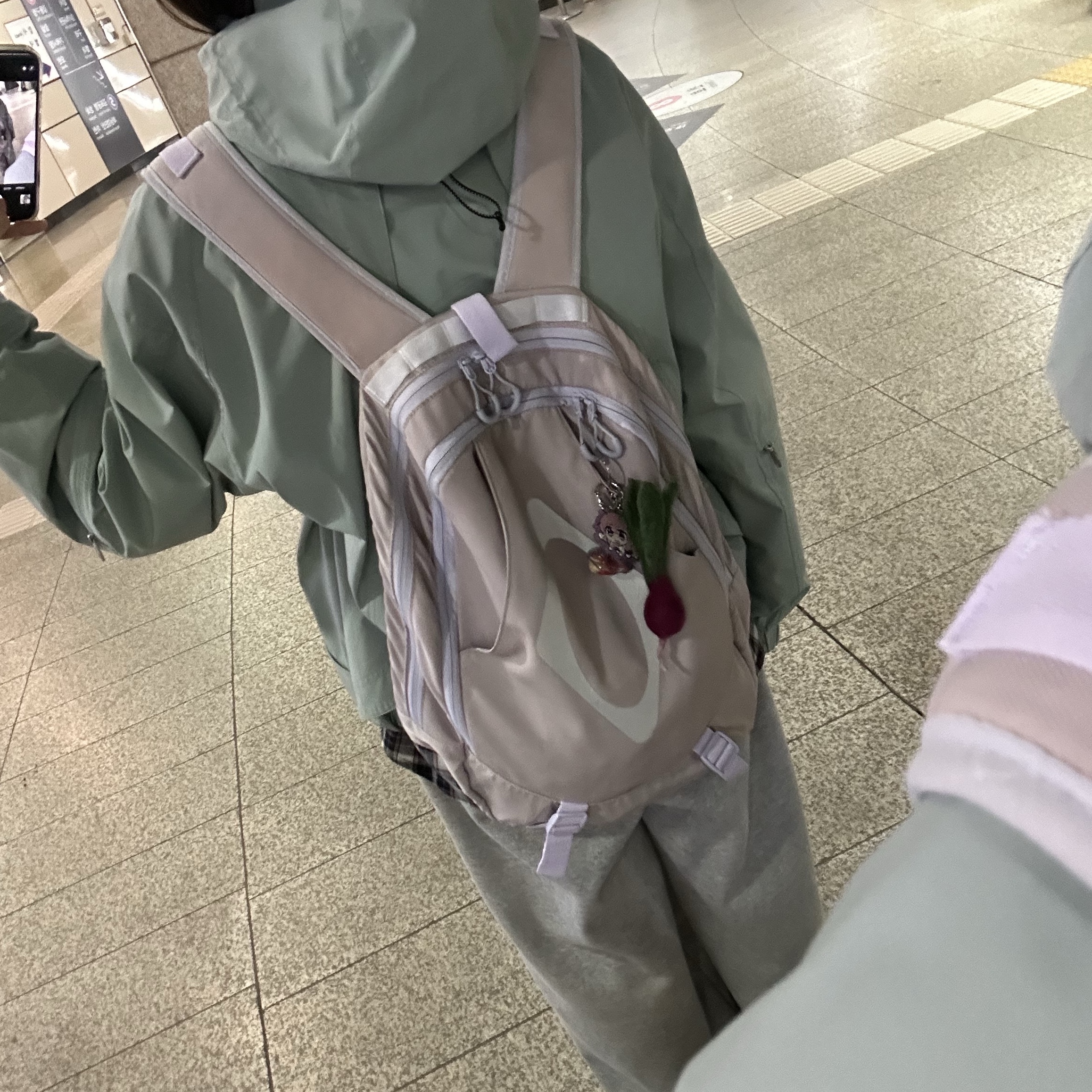 미스치프 롬버스 마운틴 백팩 라벤더 착용 스타일 - 2