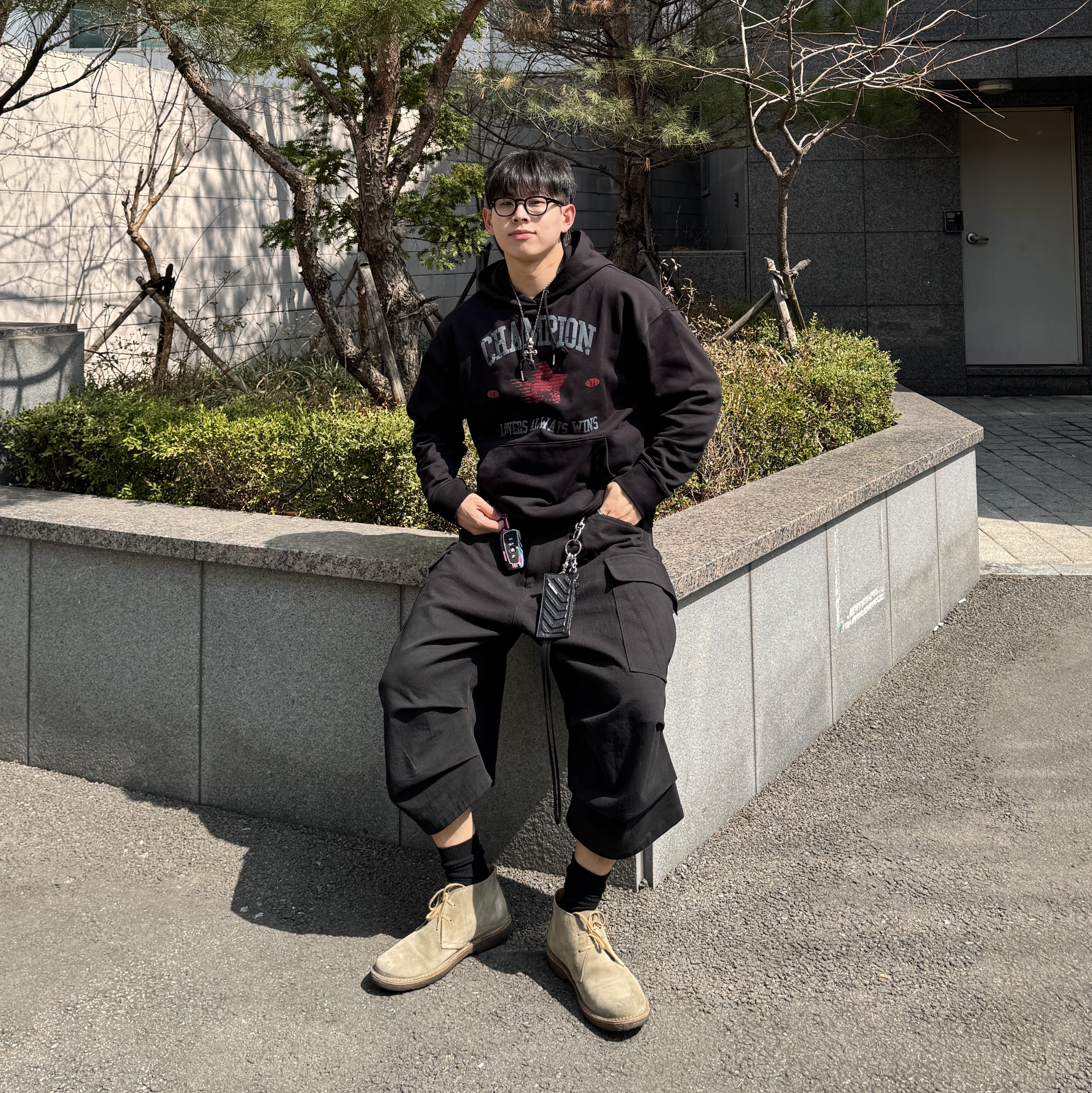 Nonnod Side Cargo Shorts Black, Balenciaga Cash Keyring Card Case Black Silver 착용 스타일 - 2