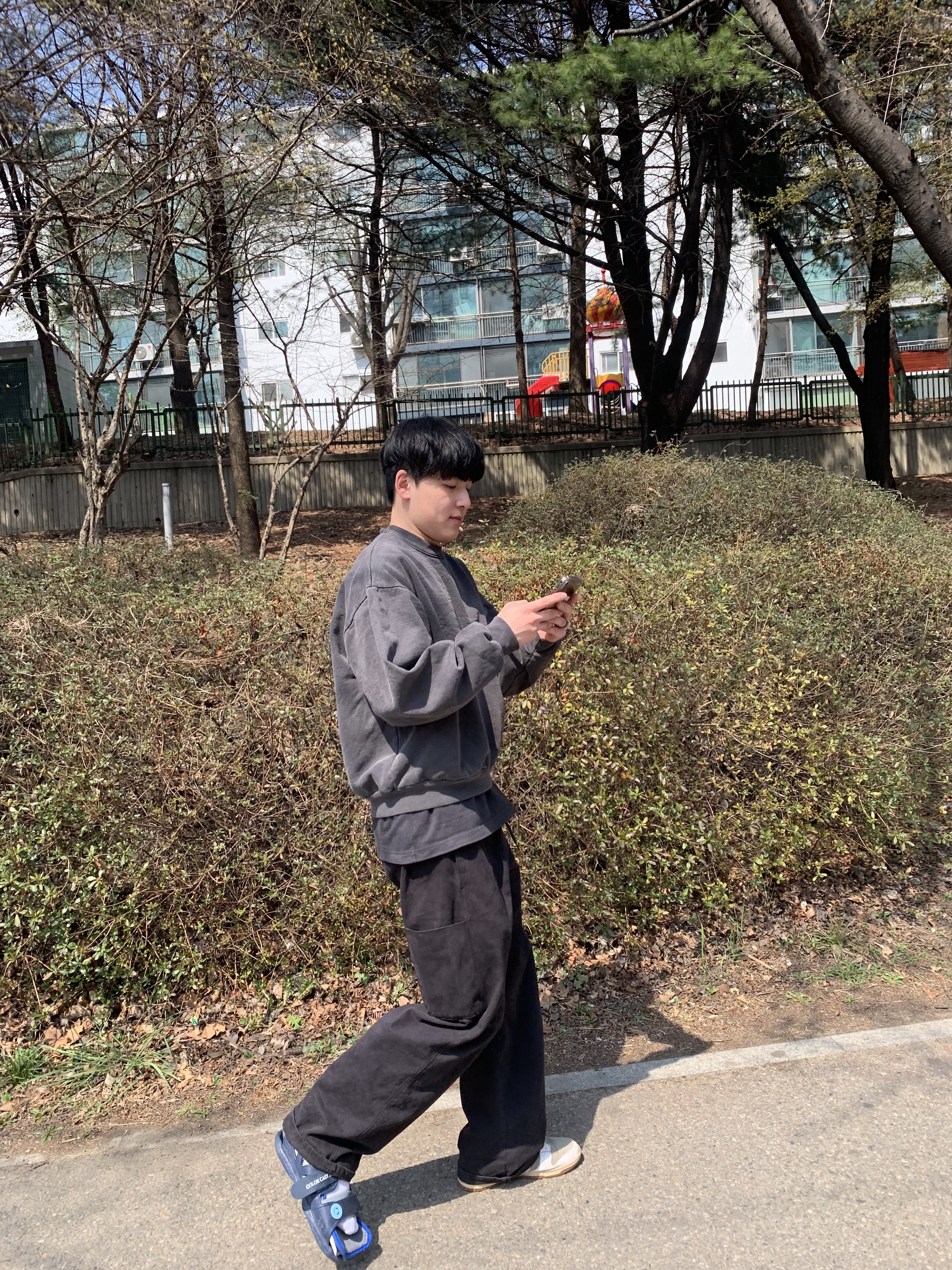 Yeezy Gap Engineered By Balenciaga Sateen Cargo Pants Black, Yeezy YZY Short Sleeve T-Shirt Black 착용 스타일 - 4