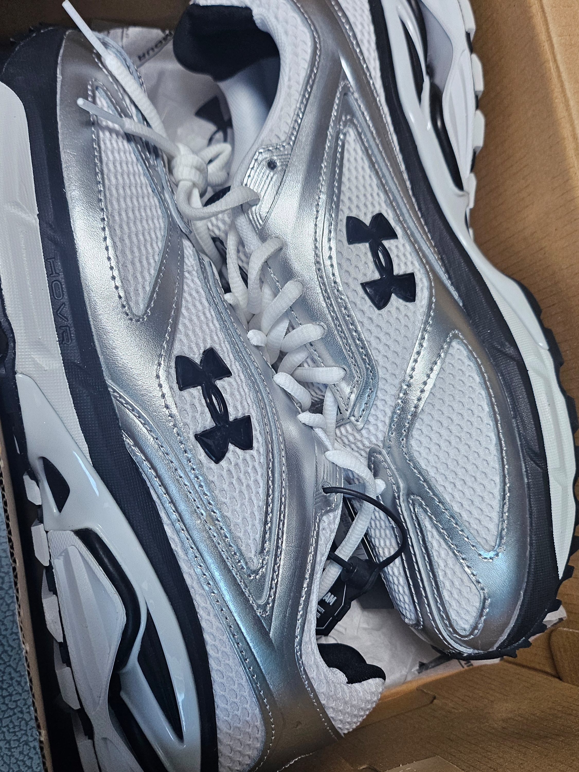 Under Armour Hovr Apparition White Metallic Silver 착용 스타일