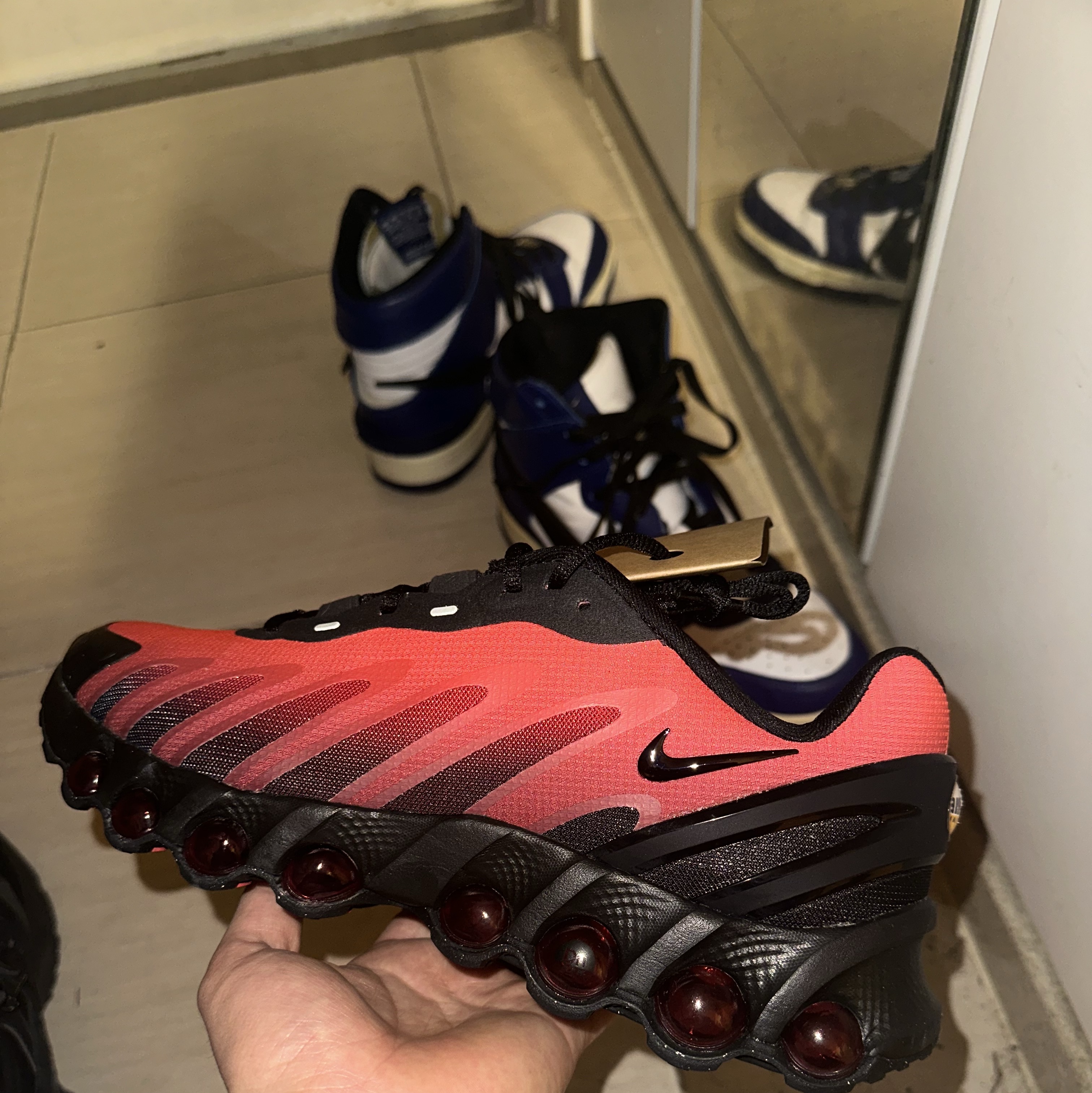 Nike Air Max Dn8 Black Gym Red, Nike x Ambush Dunk High Deep Royal Blue 착용 스타일