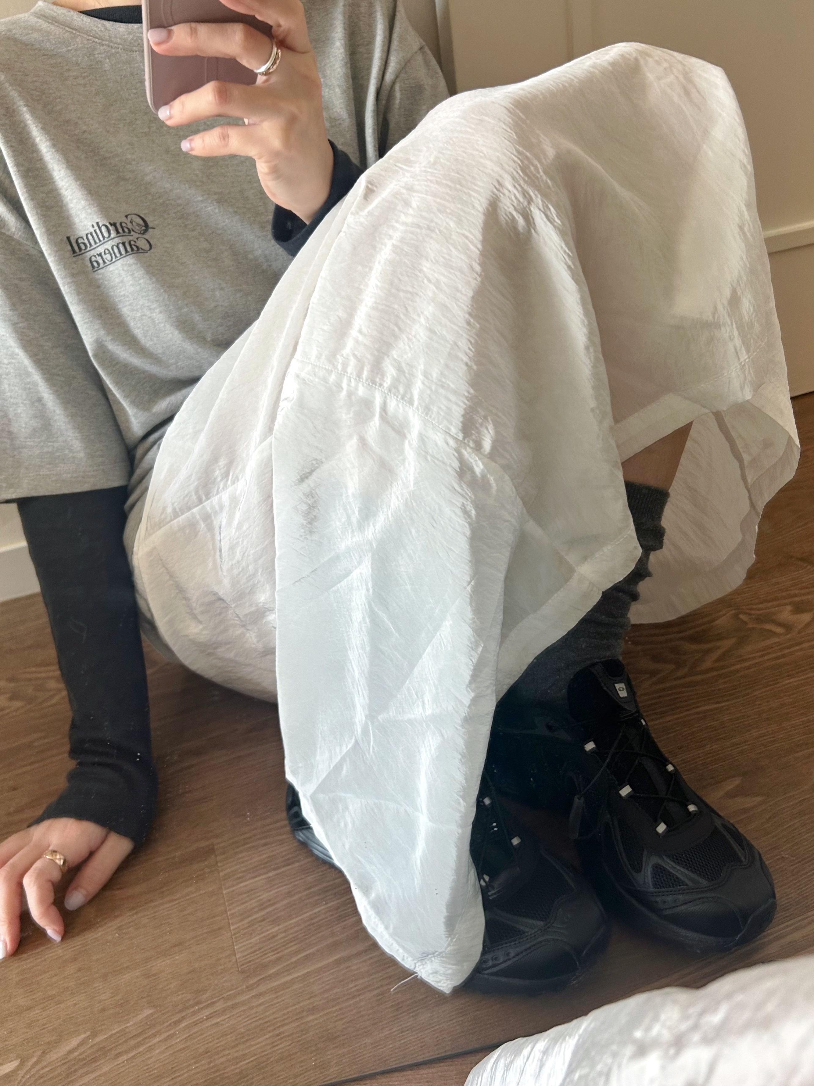 살로몬 XT-위스퍼 블랙 아스팔트 착용 스타일 - 5