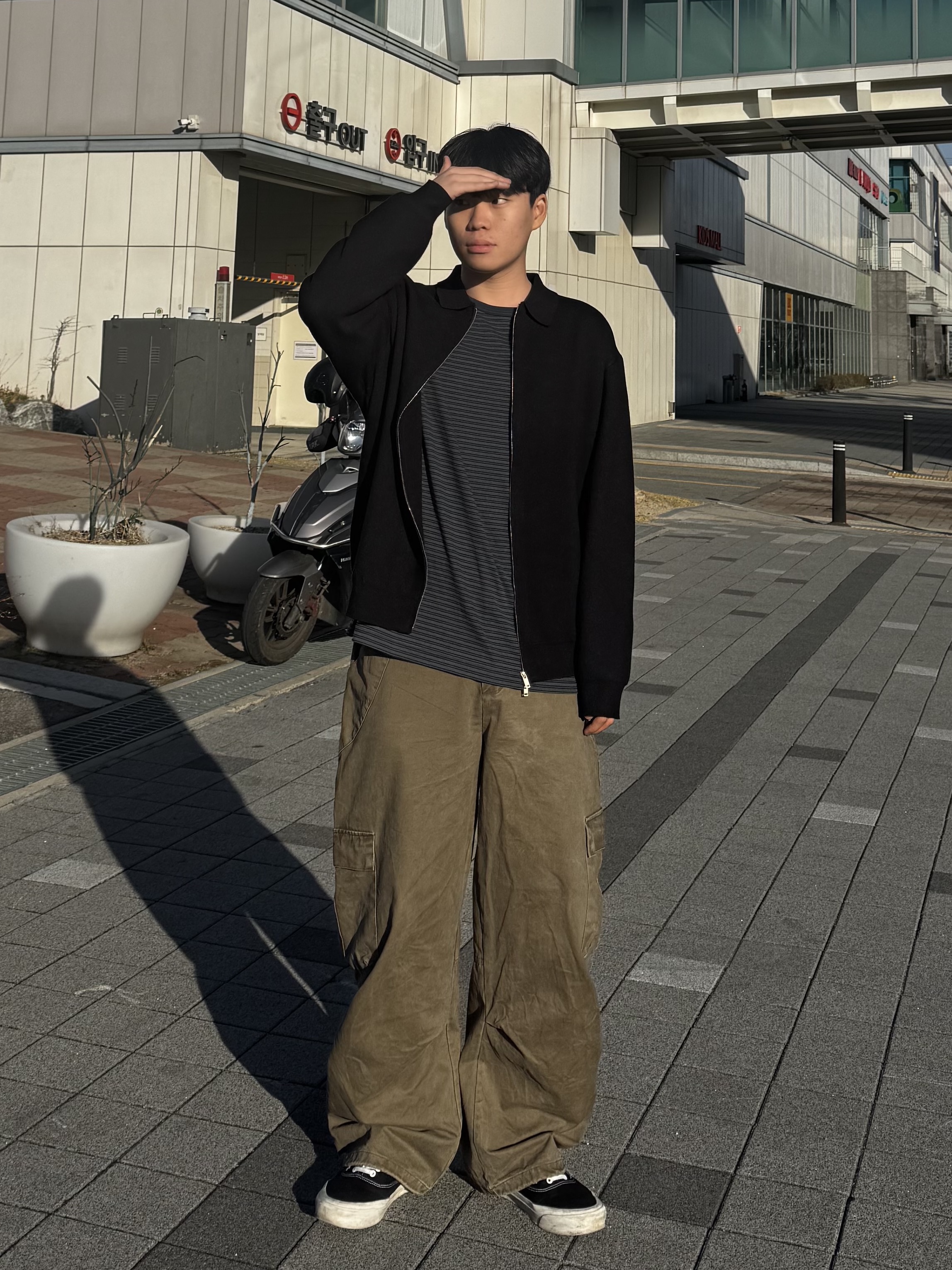 반스 볼트 OG 어센틱 LX 블랙 착용 스타일 - 1