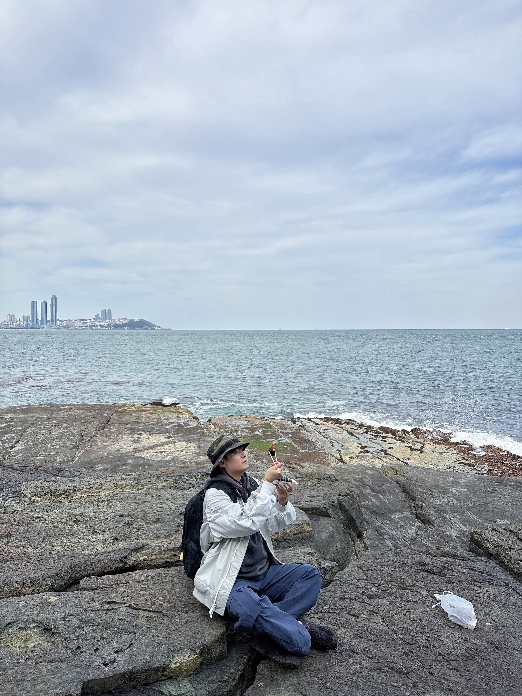 (W) Nike ACG Smith Summit Cargo Pants Thunder Blue Summit White - Asia, Nike Zoom Vomero 5 SP Black 착용 스타일 - 4