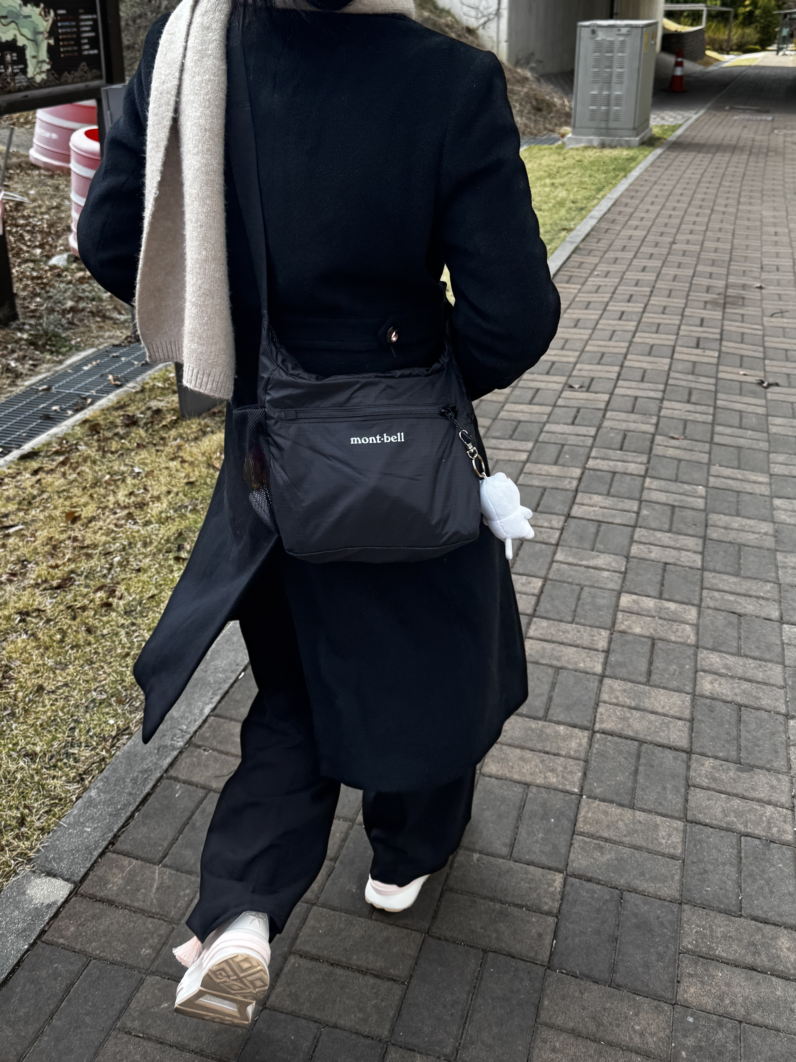 Montbell Pocketable Light Shoulder Bag Small Black 착용 스타일