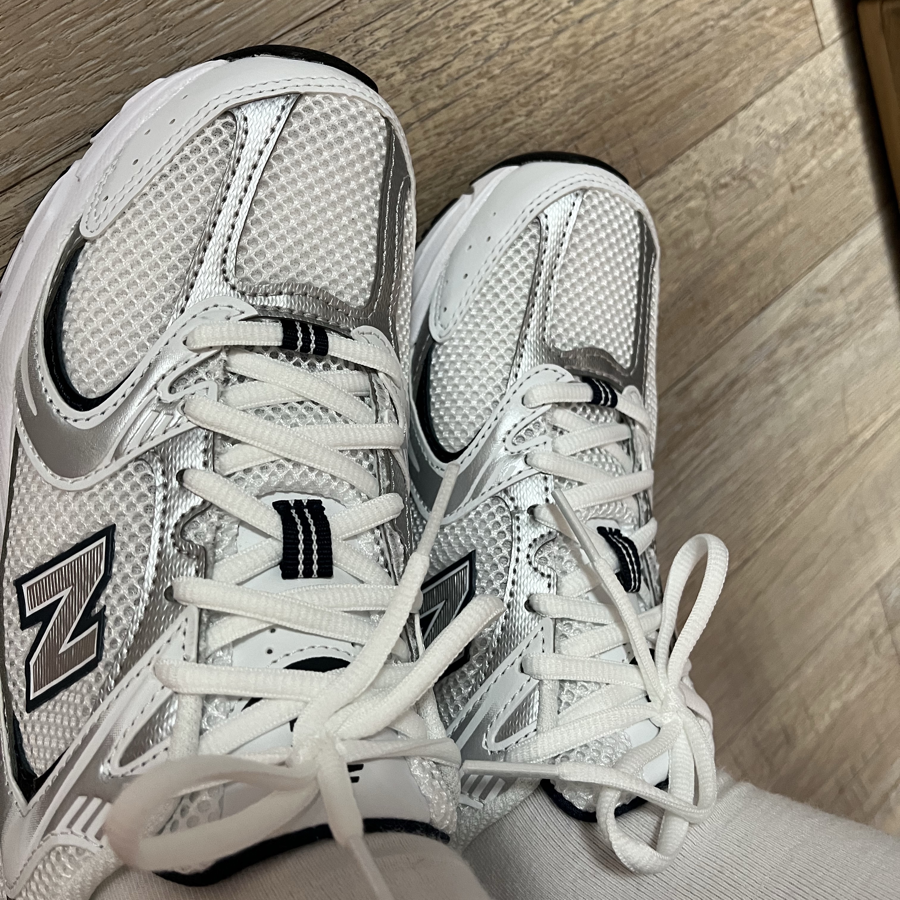 New Balance 530 White 착용 스타일 - 1