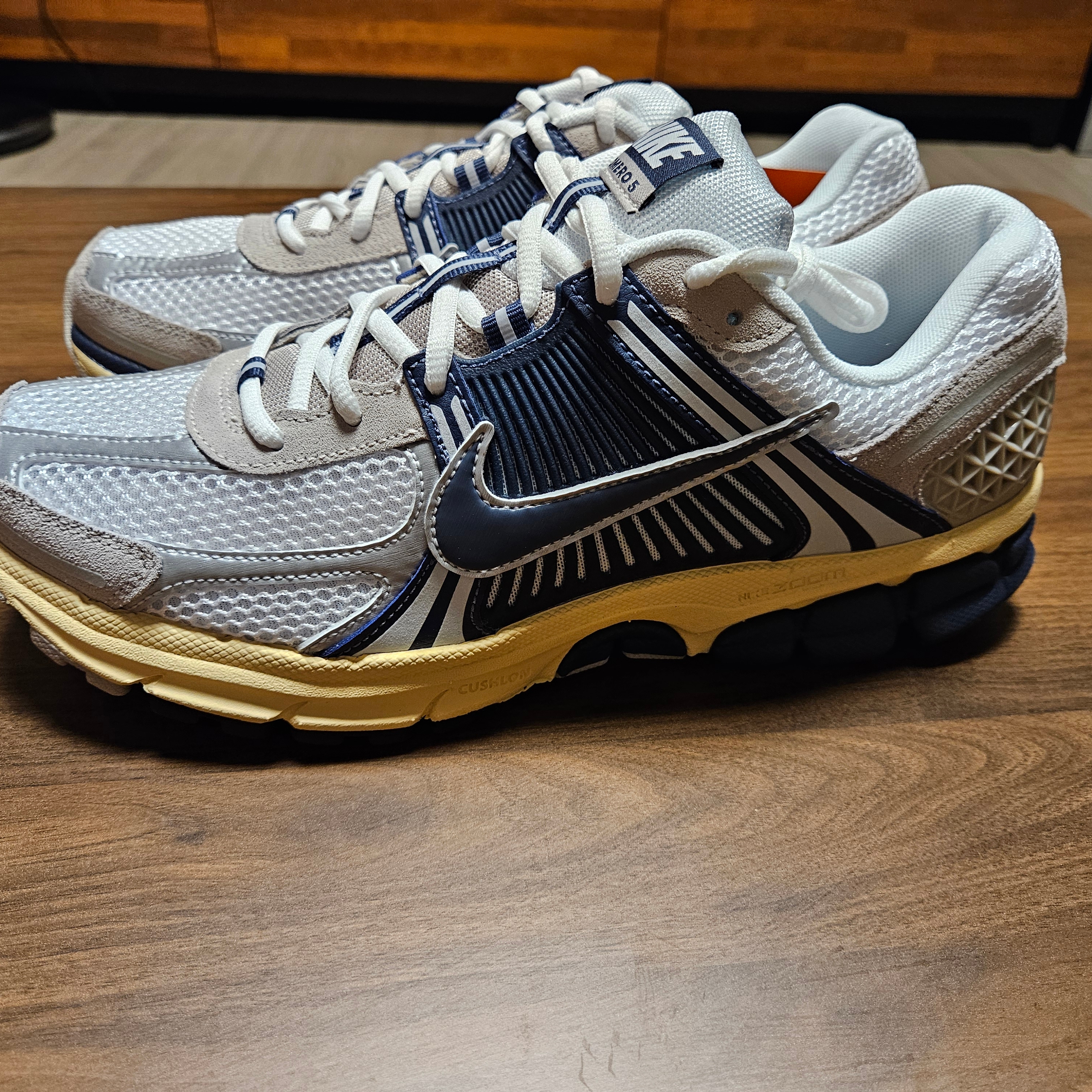 Nike Zoom Vomero 5 White Thunder Blue 착용 스타일