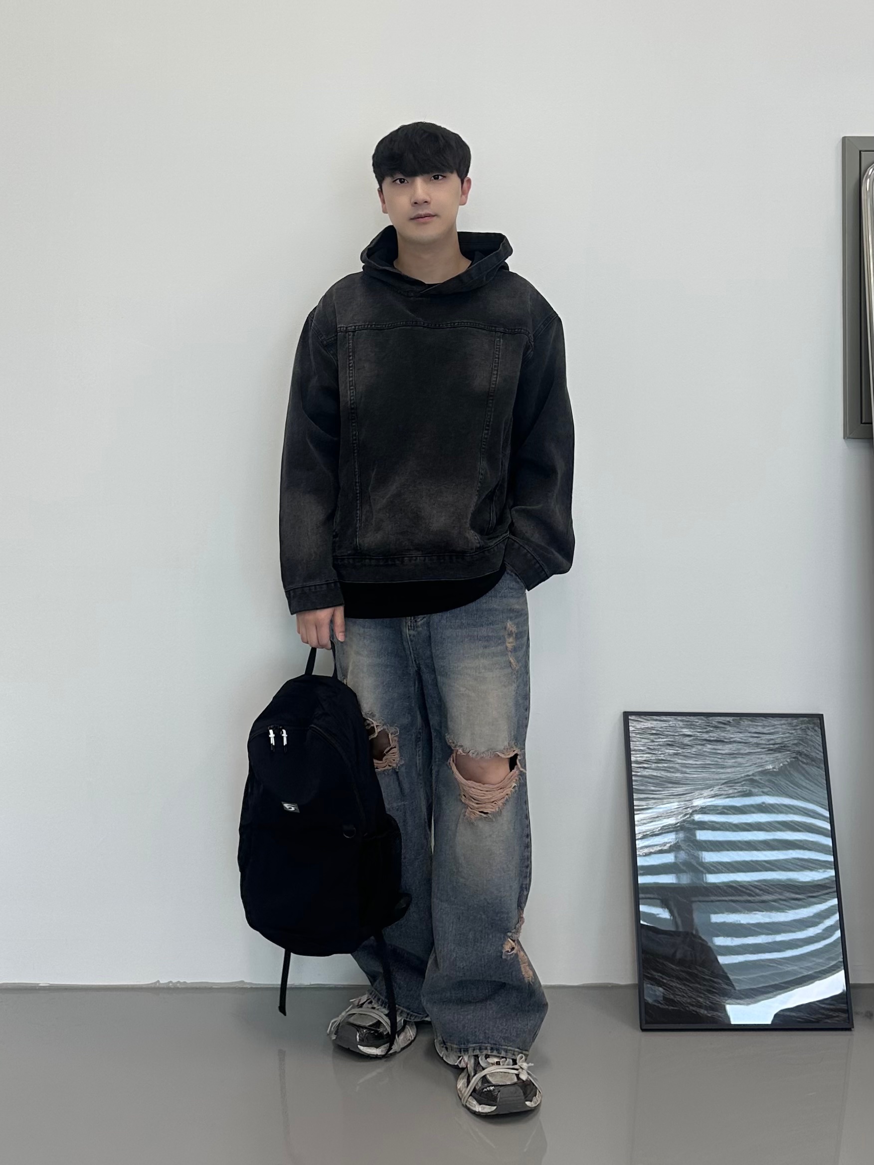 Balenciaga 3XL Sneakers Grey White Red 착용 스타일