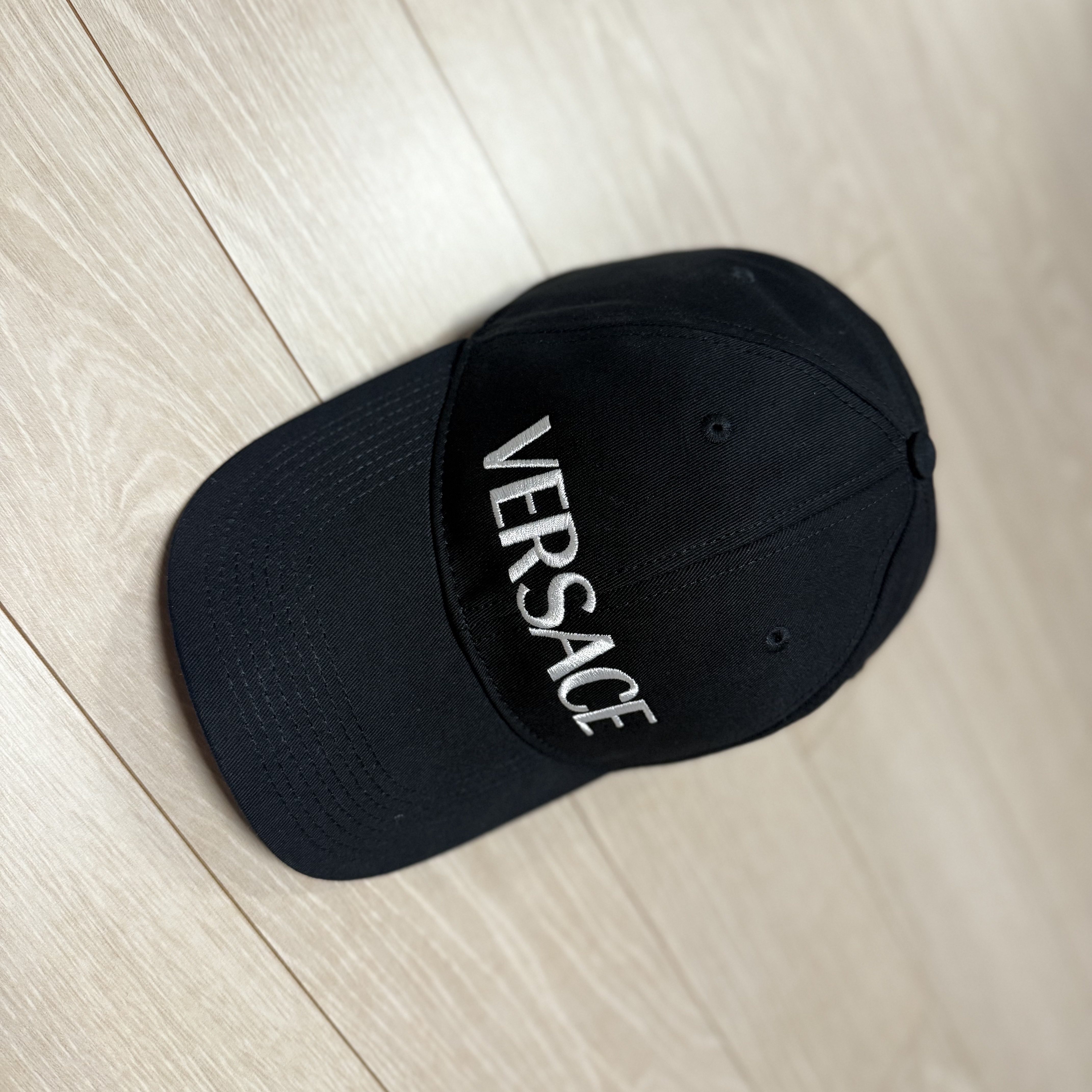 Versace Embroidered Logo Baseball Cap Black 착용 스타일
