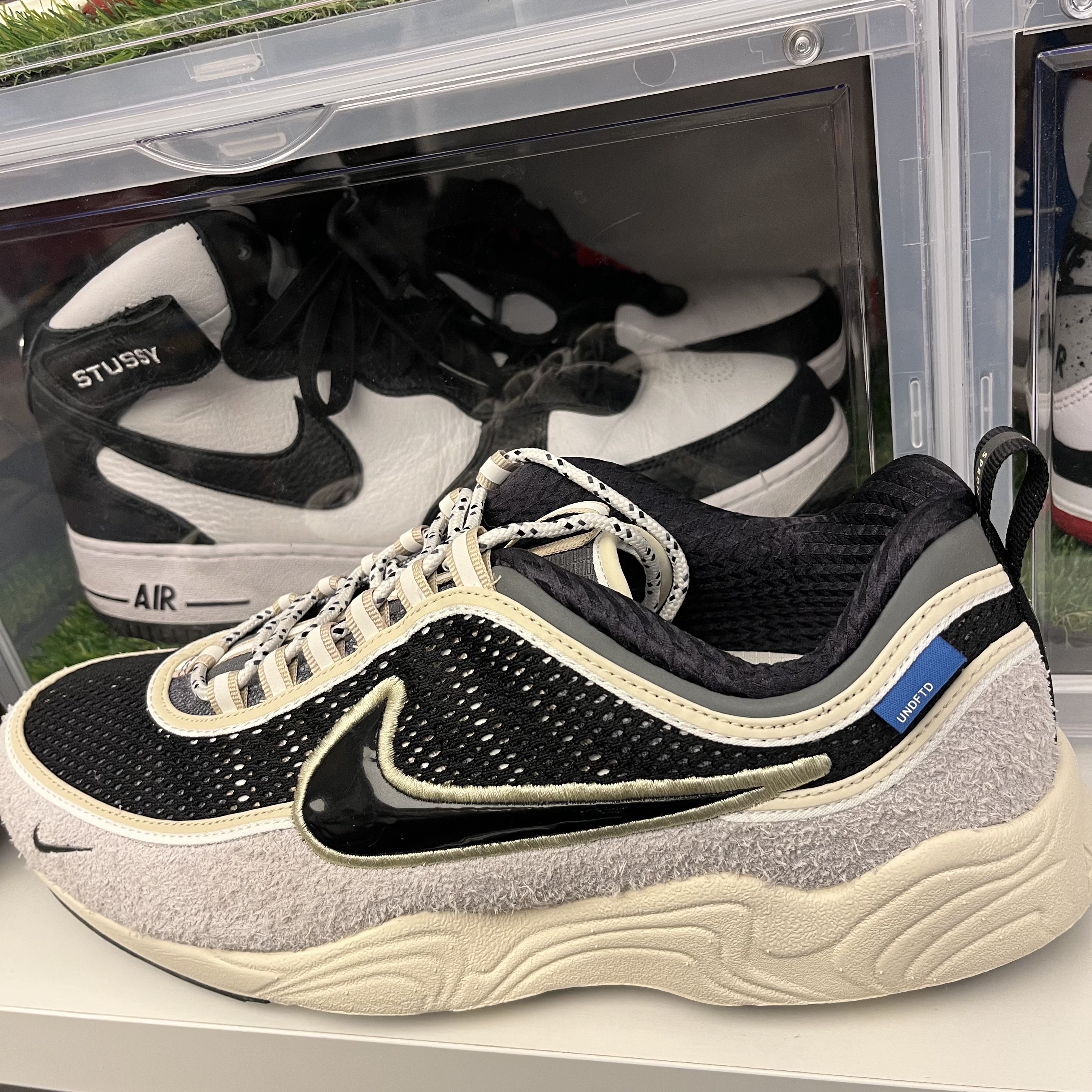 Nike x Undefeated Air Zoom Spiridon Phantom Black 착용 스타일 - 3