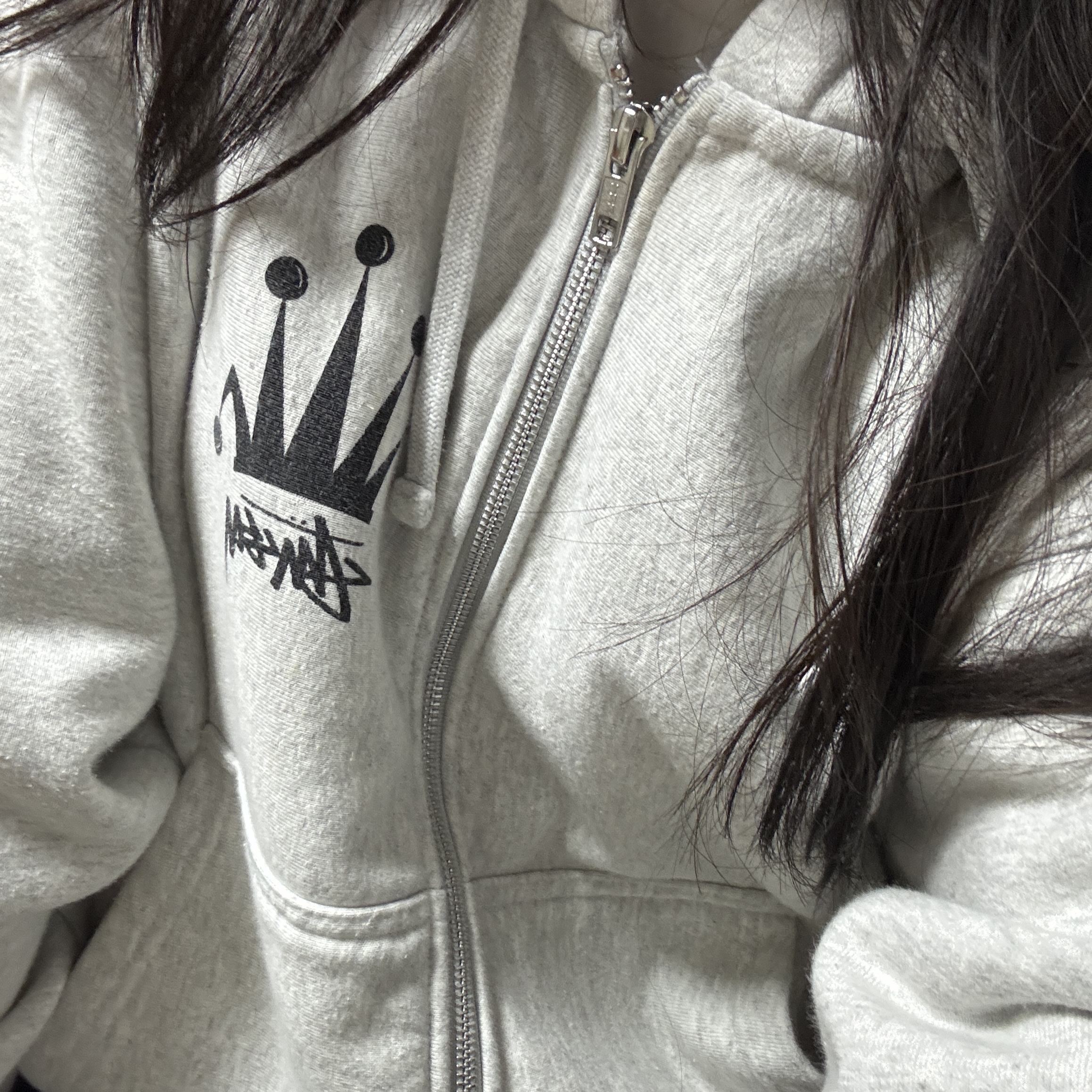 Stussy Regal Crown Zip Hoodie Ash Heather 착용 스타일 - 1