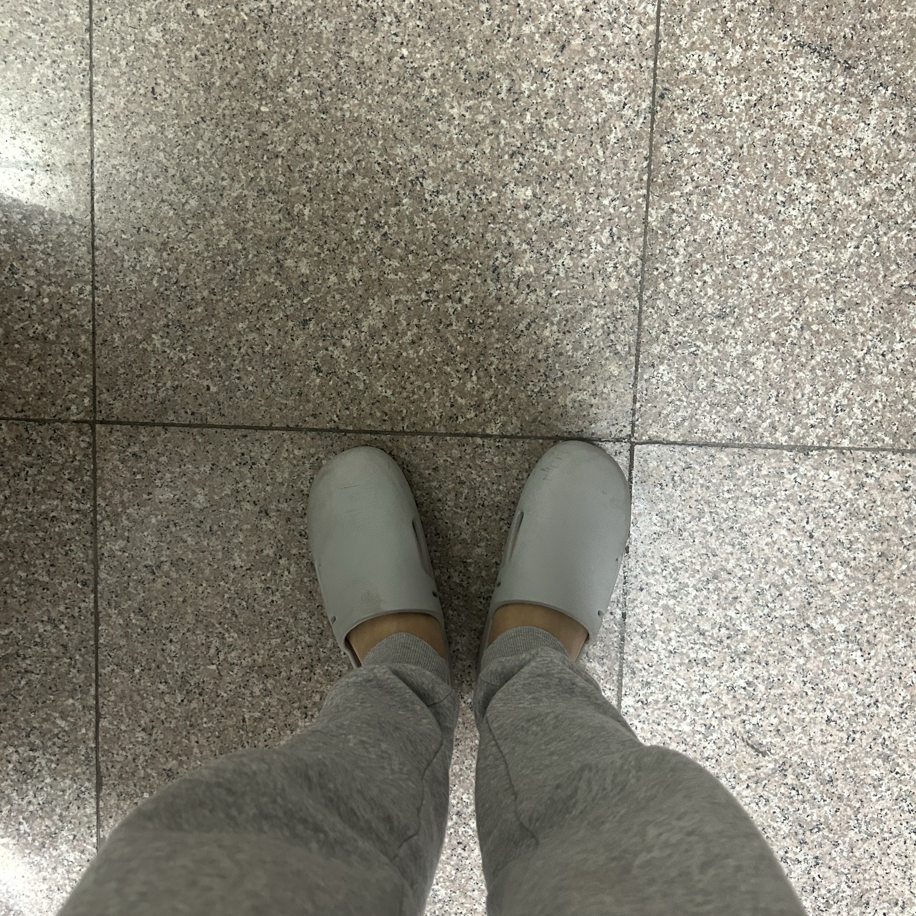 Nike Calm Mule Light Smoke Grey 착용 스타일