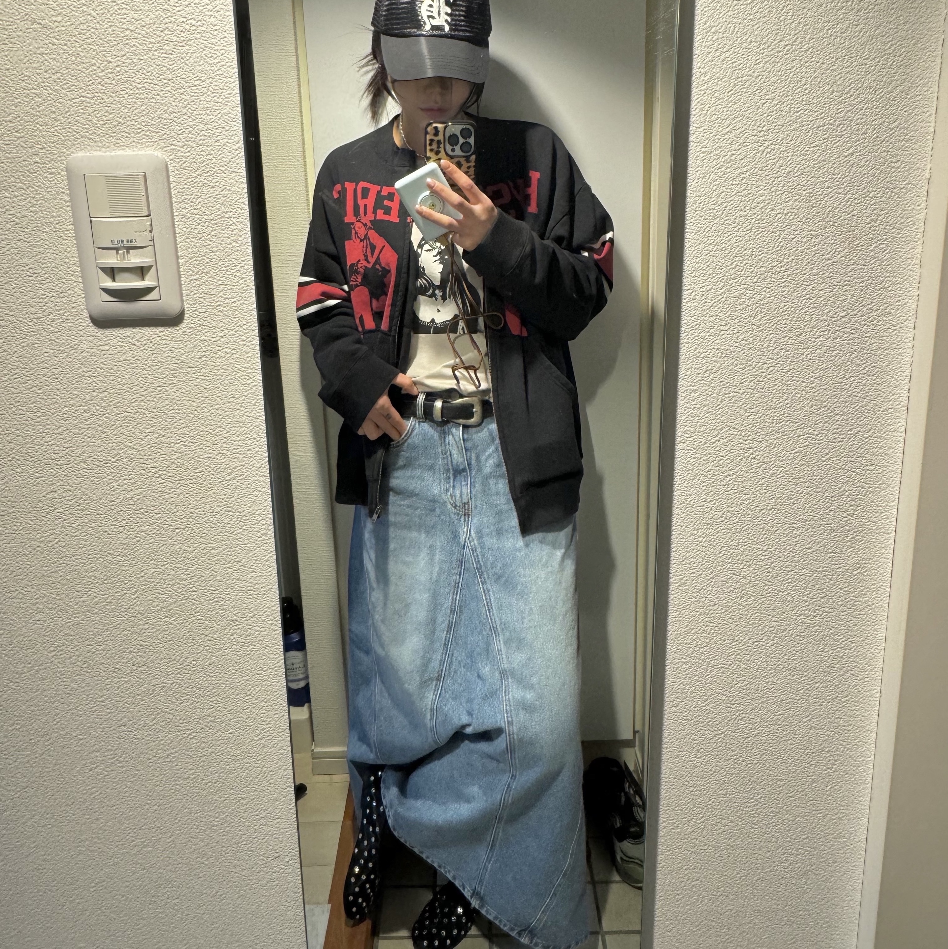 (W) Hysteric Glamour Hysteric 76 Oversized Jumper Black, (W) Hysteric Glamour Unlimited Girl T-Shirt Beige 착용 스타일 - 1