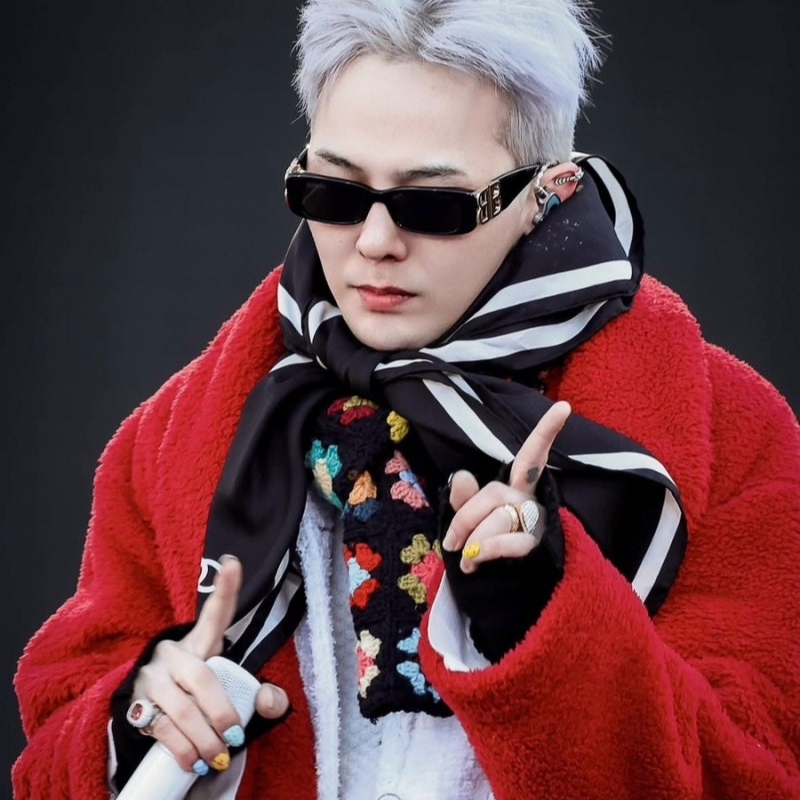 (W) Balenciaga Dynasty Rectangle Sunglasses Black 착용 스타일 - 6