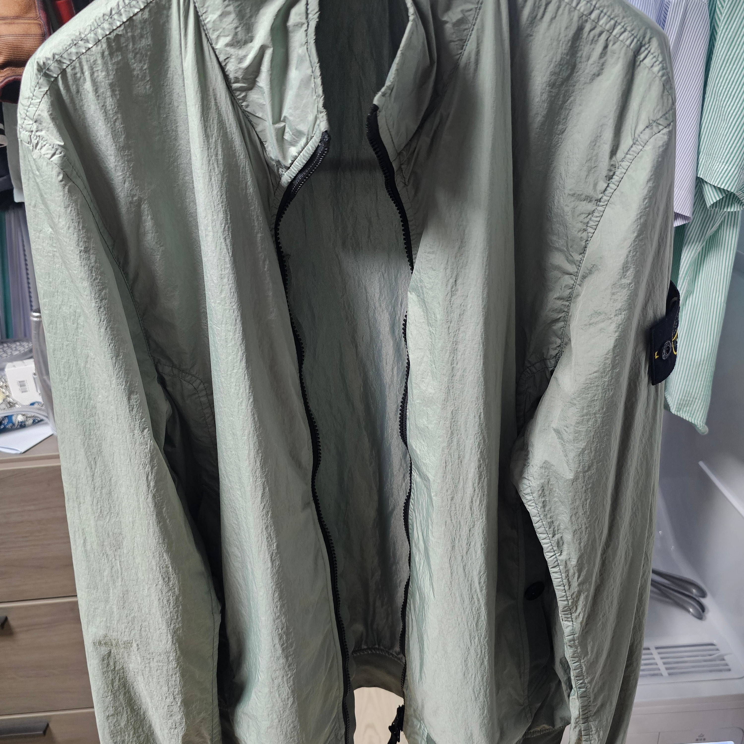 Stone Island 4100037 Crinkle Reps R-NY Wind-Resistant Jacket with Anti-Drop and Mesh Lining Sage Green - 25SS 착용 스타일 - 2