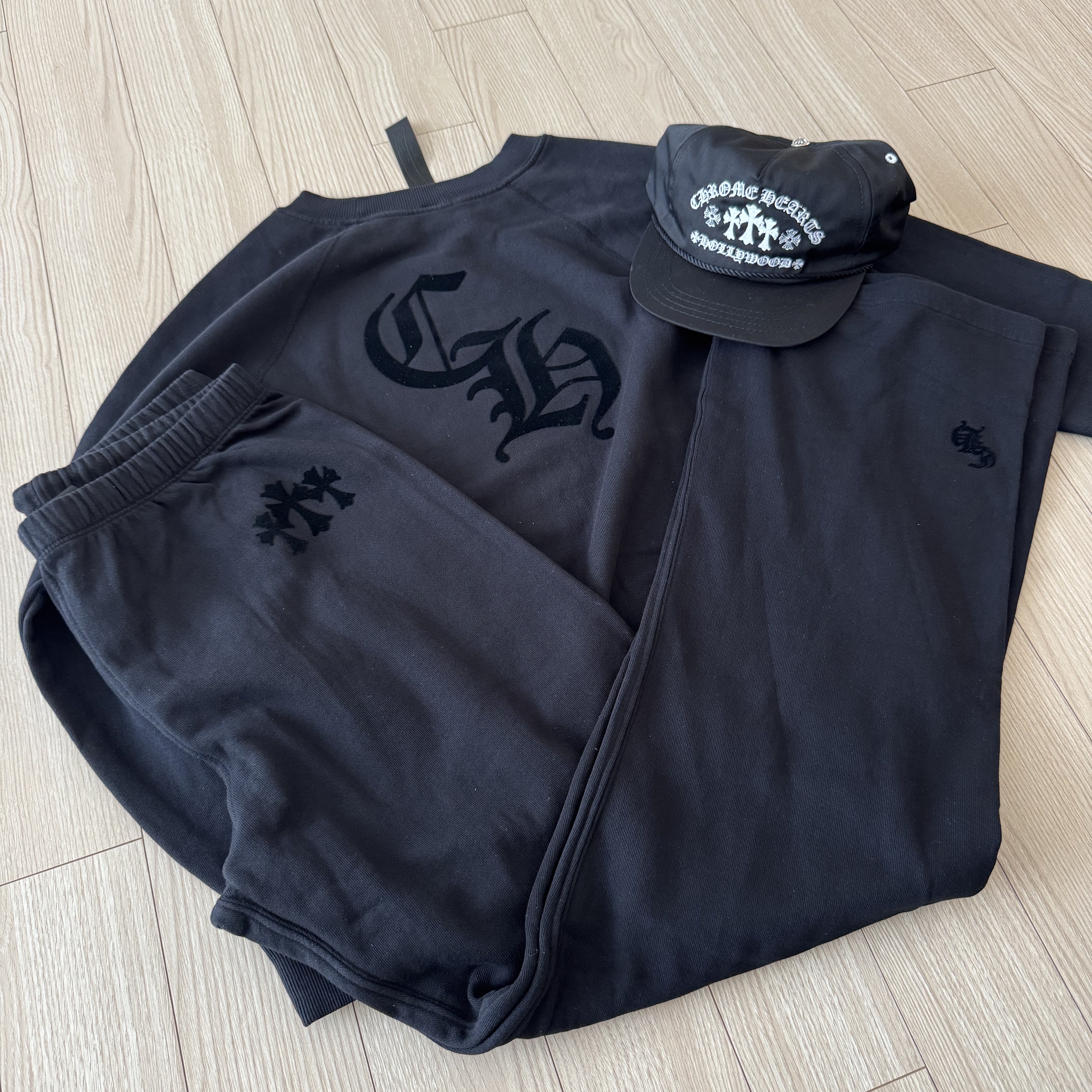 (W) Chrome Hearts Triple Cross Sweatpants Black, Chrome Hearts Triple Cross CH Letter Sweatershirt Blue 착용 스타일 - 2