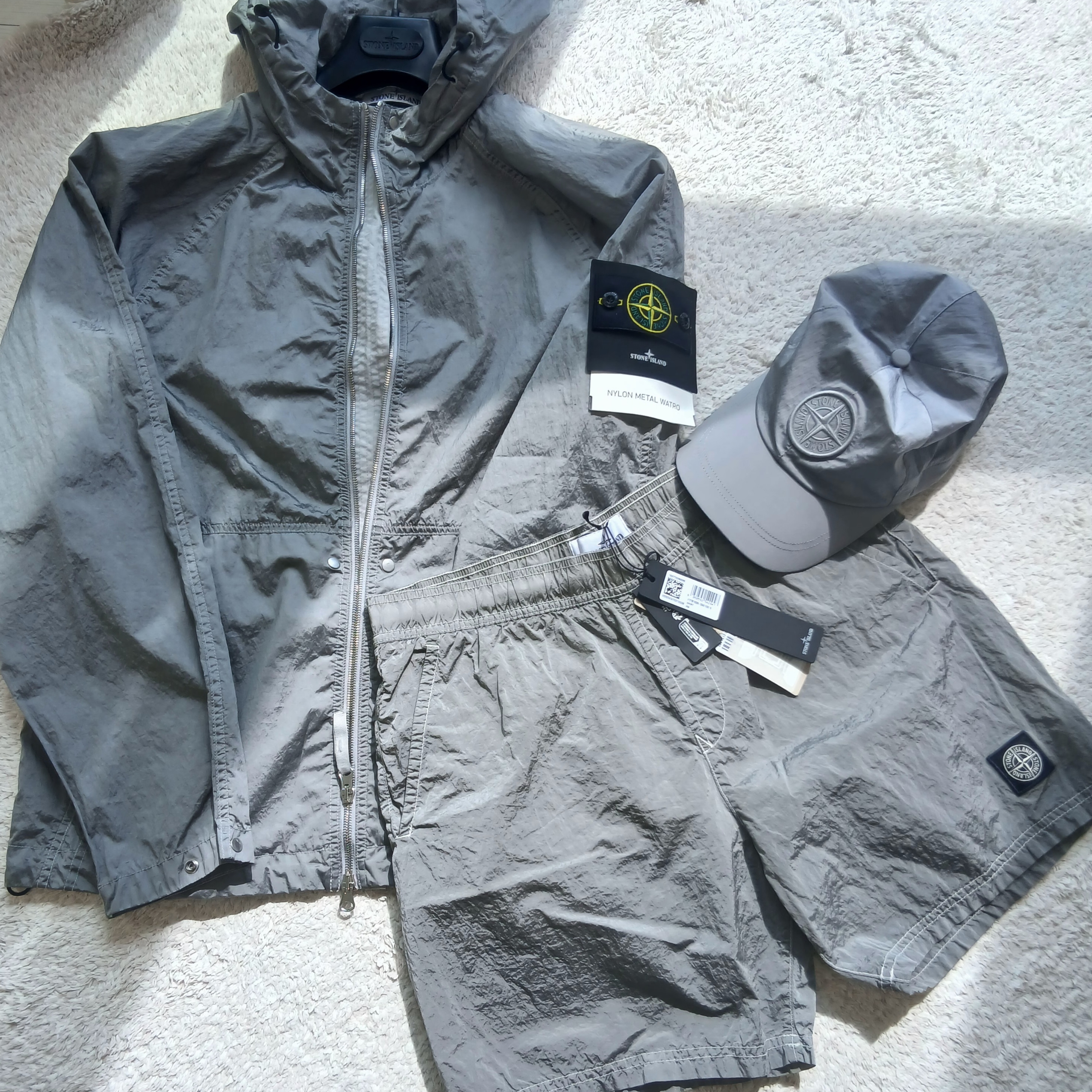 Stone Island 9100995 Nylon Metal in Econyl Baseball Cap Pearl Grey - 25SS, Stone Island 4100097 Nylon Metal Watro-Tc in Econyl Hooded Jacket Pearl Grey - 25SS 착용 스타일 - 3