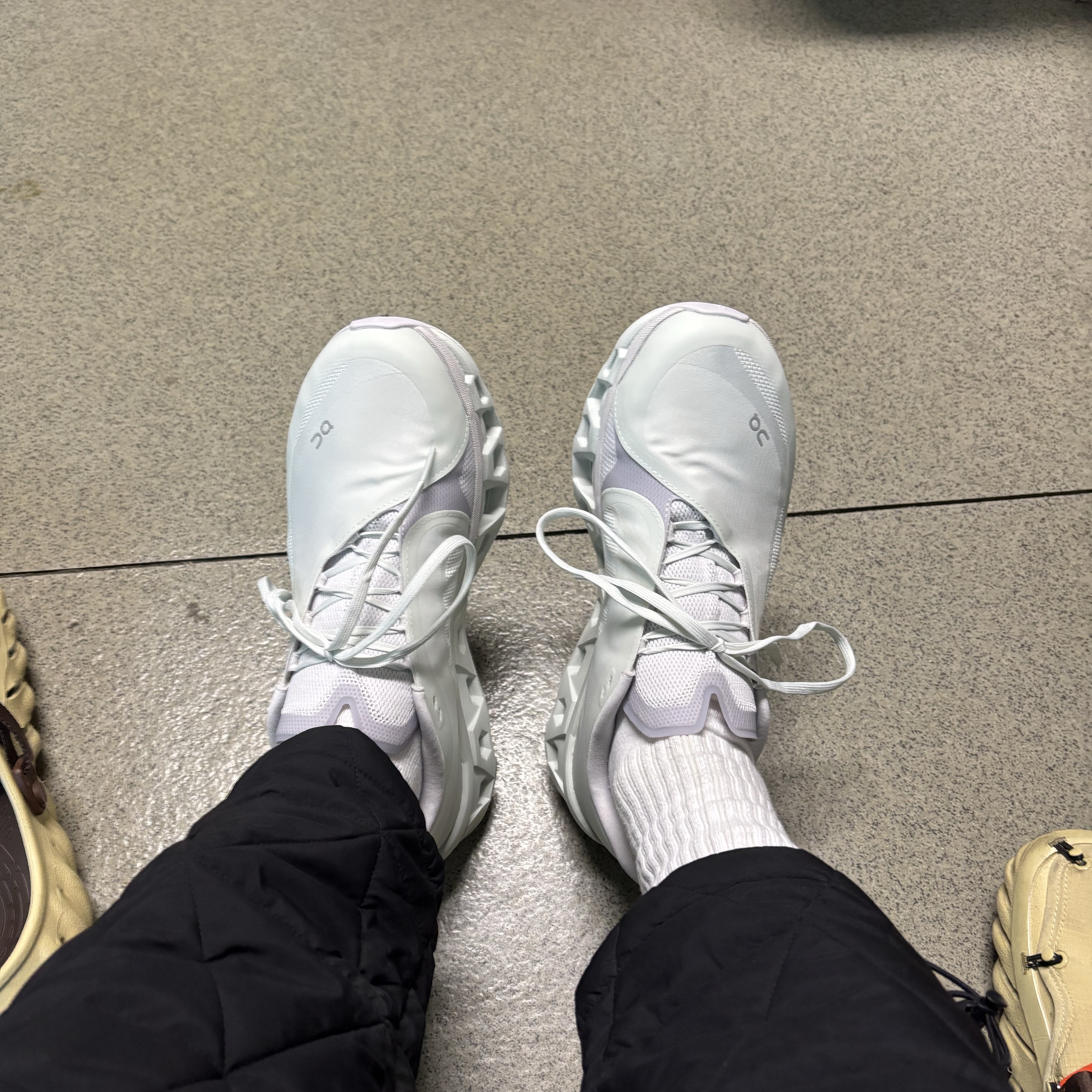 On Running x Post Archive Faction (Paf) Cloudmonster 2 Vapor Frost 착용 스타일 - 1