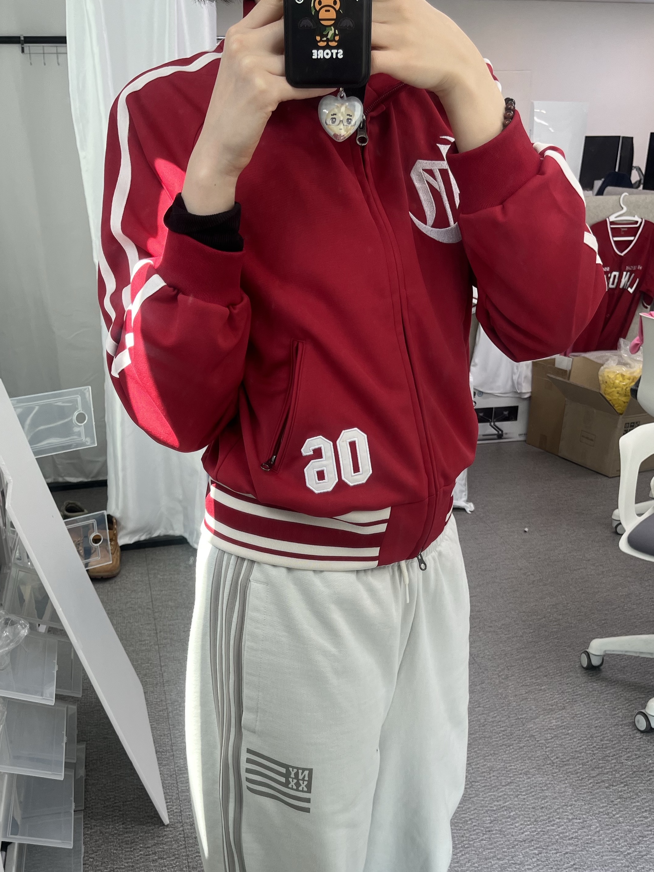 NYXX 06 Track Top Red, BAPE Baby Milo MagSafe Card Holder Black 착용 스타일 - 3