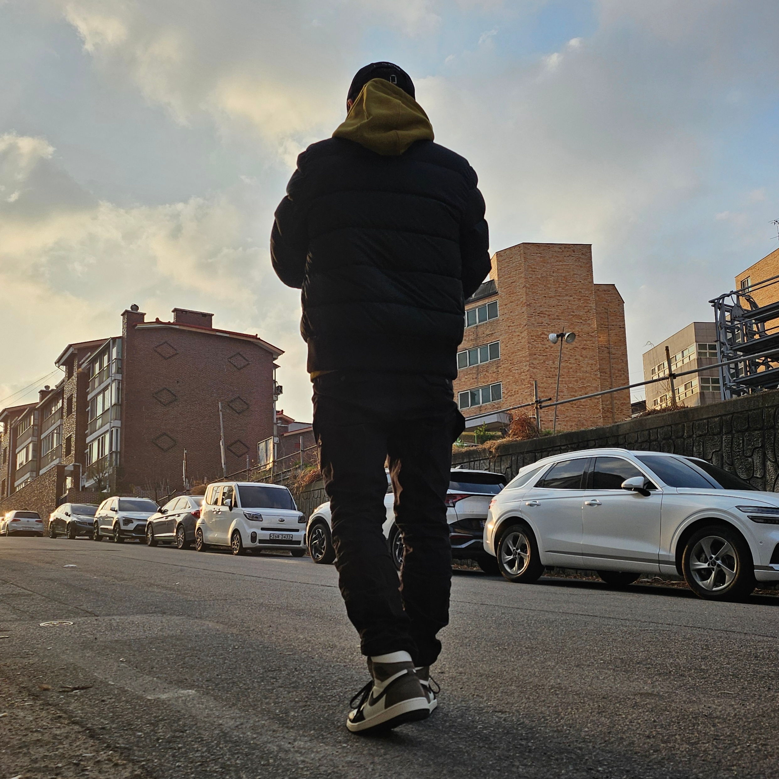 Jordan 1 Retro High OG Black Mocha, Nike NRG Solo Swoosh Fleece Hoodie Ale Brown - Asia 착용 스타일 - 3