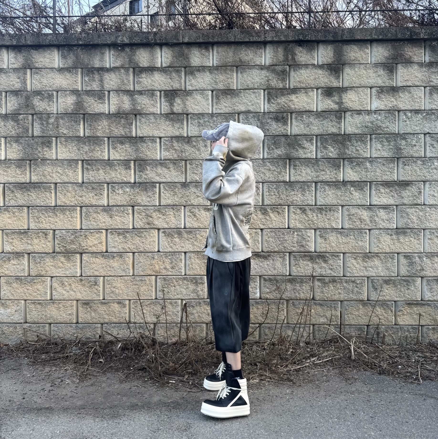 Rick Owens Hollywood Mega Bumper Geobasket in Full Grain Calf Leather Black Milk 착용 스타일 - 3