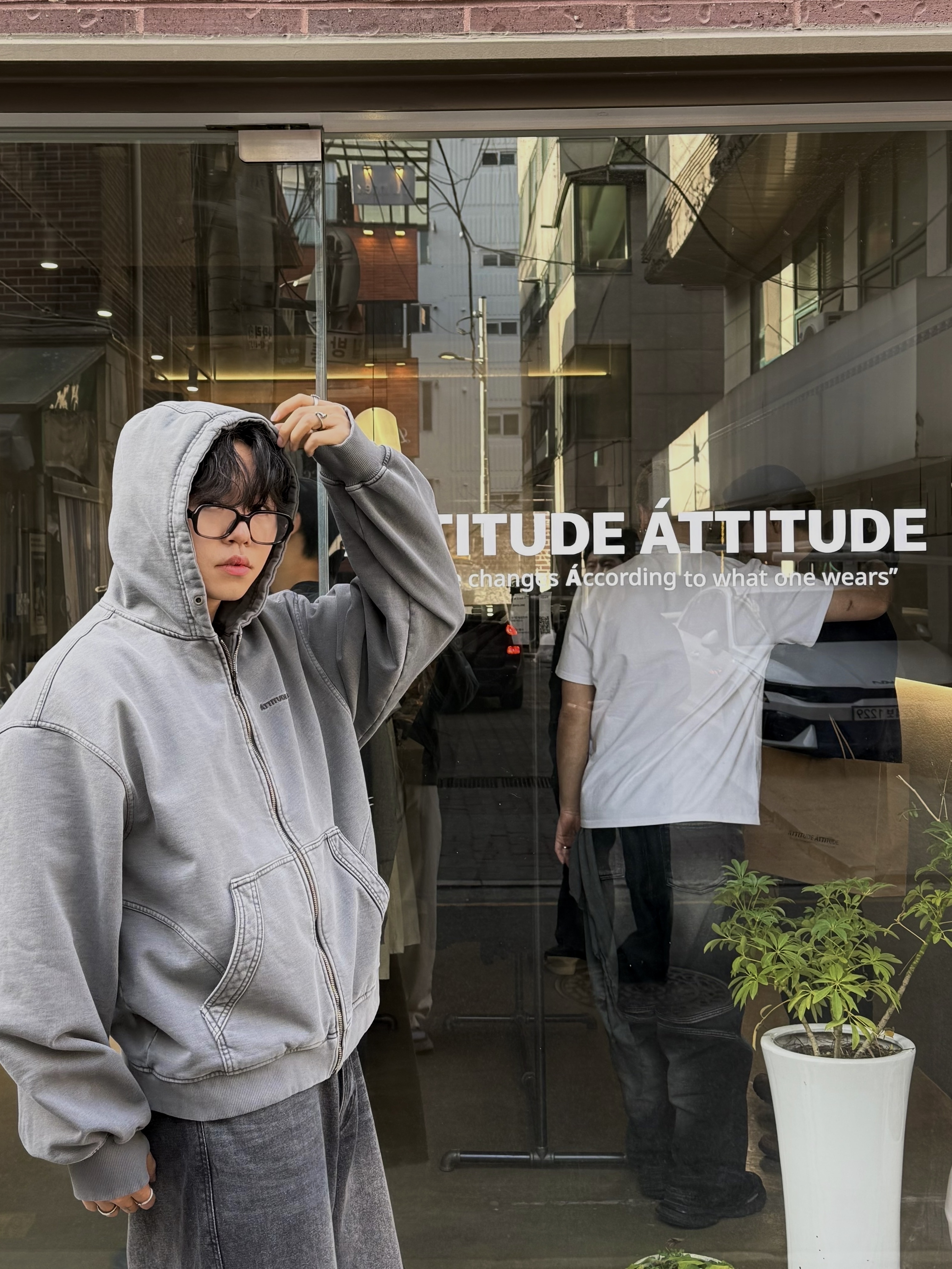 애티튜드 애티튜드 커브드 라인 워싱 버뮤다 데님 팬츠 블랙, 애티튜드 애티튜드 커브드 가먼트다잉 스웻 후드 집업 그레이 착용 스타일 - 2