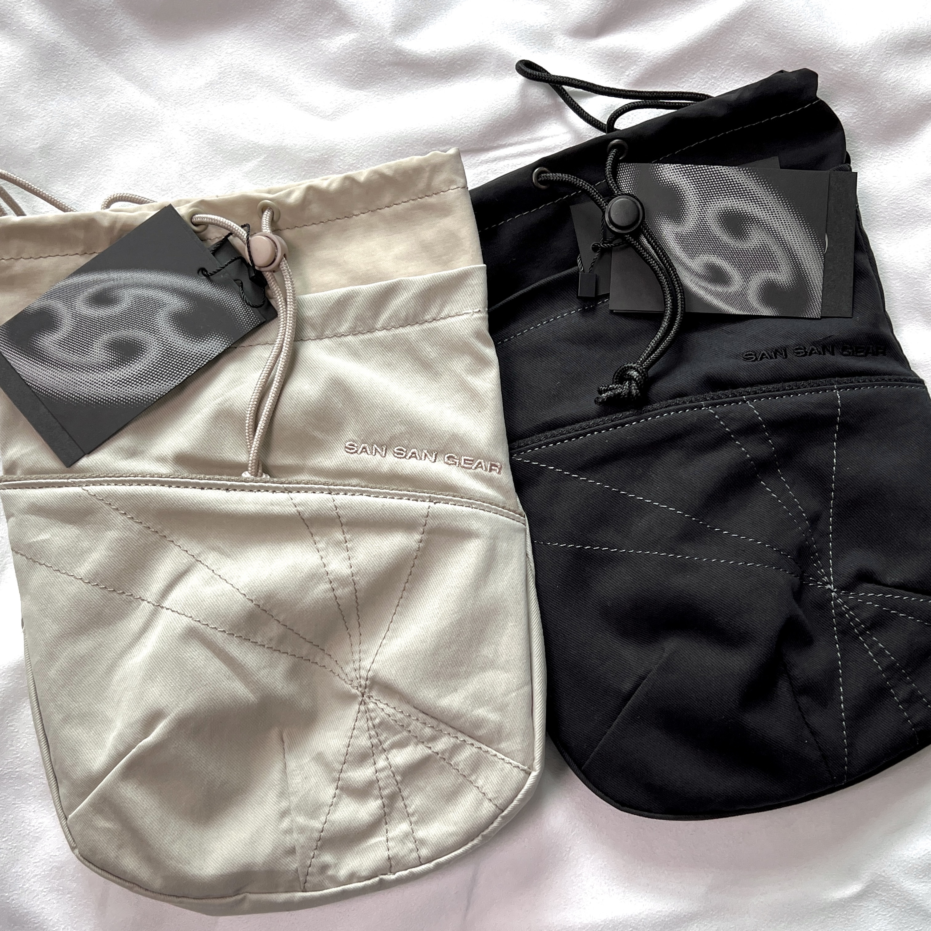 Sansan Gear Varied Cross Bag Beige, Sansan Gear Varied Cross Bag Black 착용 스타일
