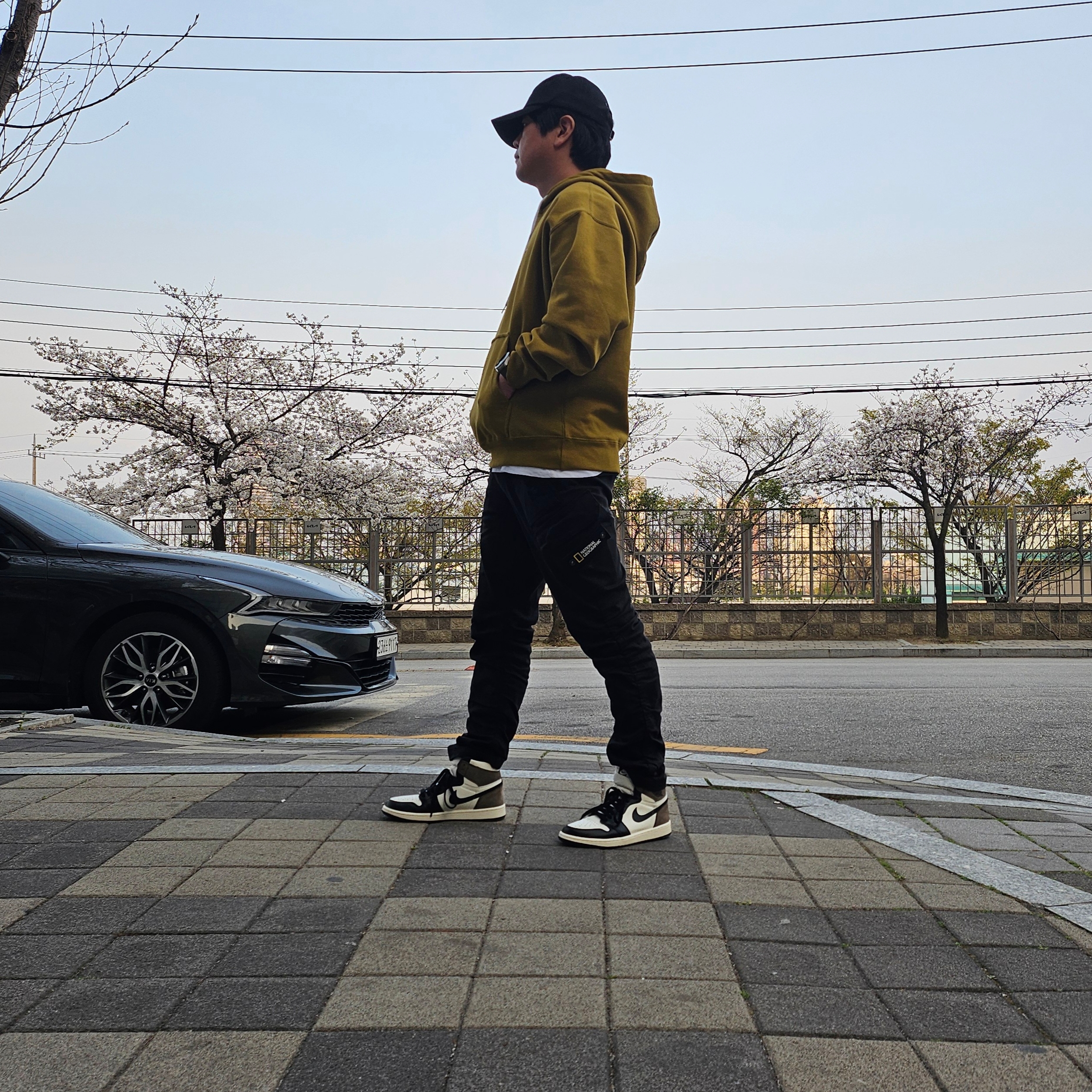 Jordan 1 Retro High OG Black Mocha, Nike NRG Solo Swoosh Fleece Hoodie Ale Brown - Asia 착용 스타일 - 1
