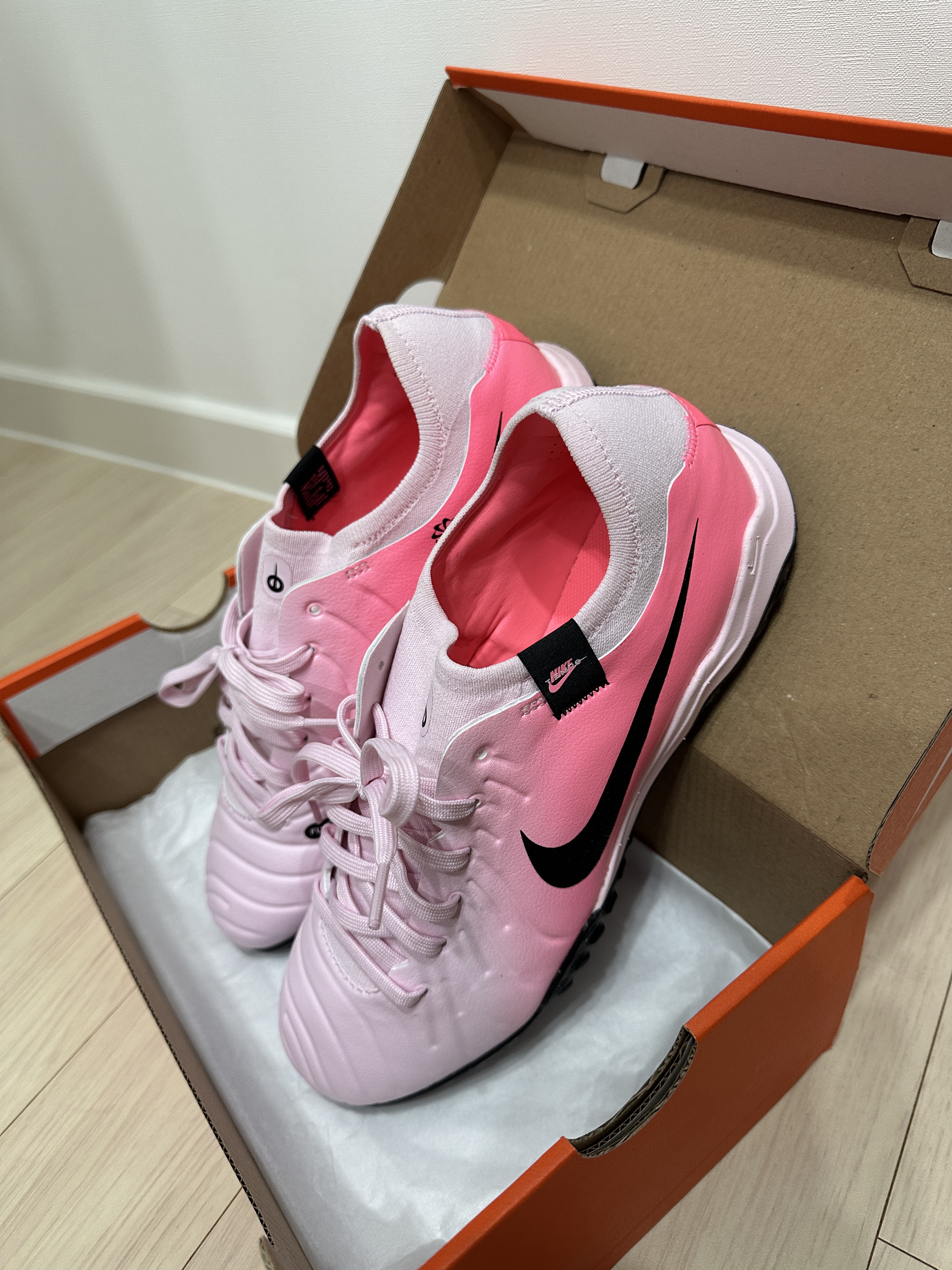 Nike Tiempo Legend 10 Pro TF Pink Foam Black 착용 스타일