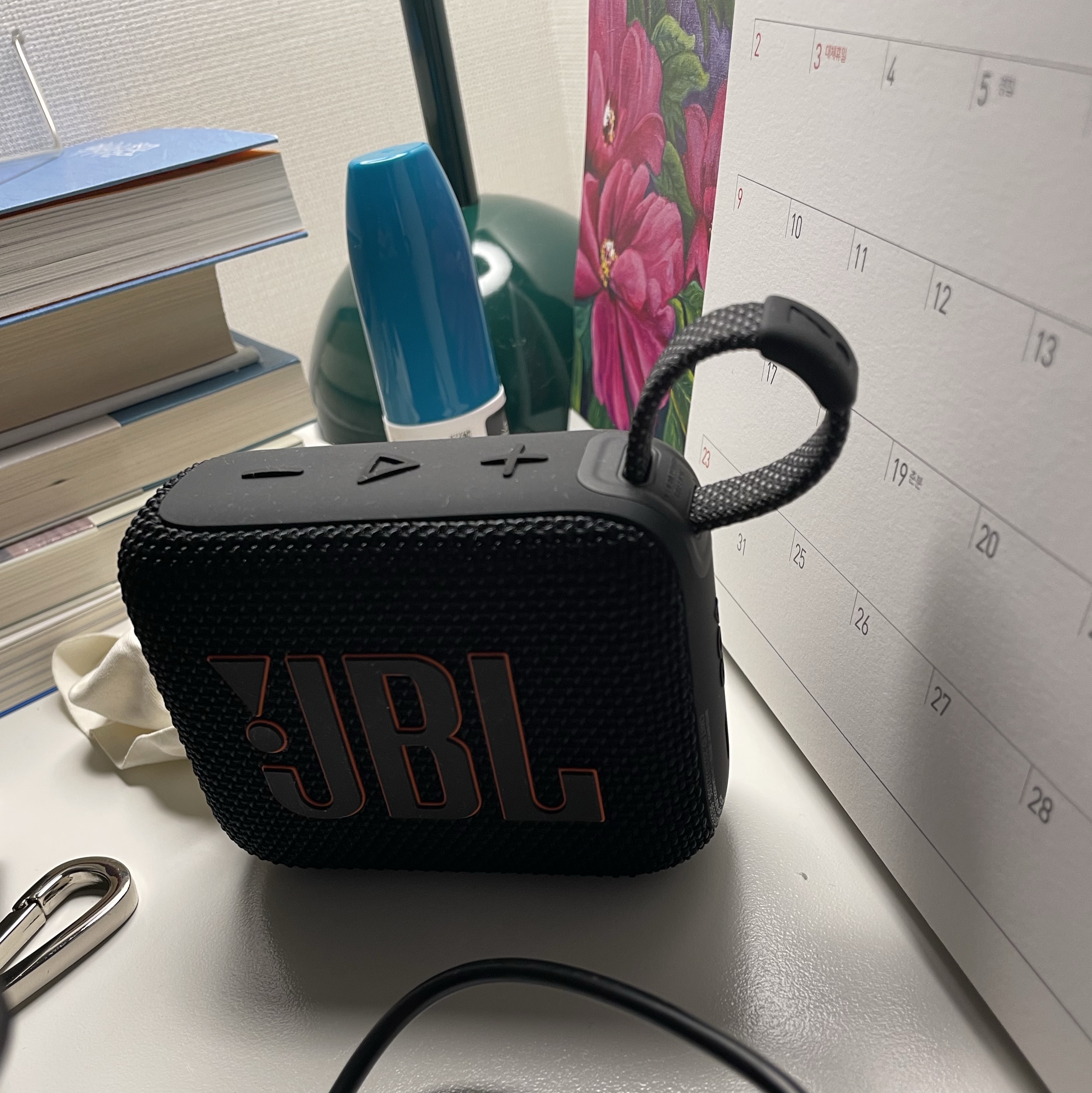 JBL GO4 Portable Bluetooth Speaker Black 착용 스타일