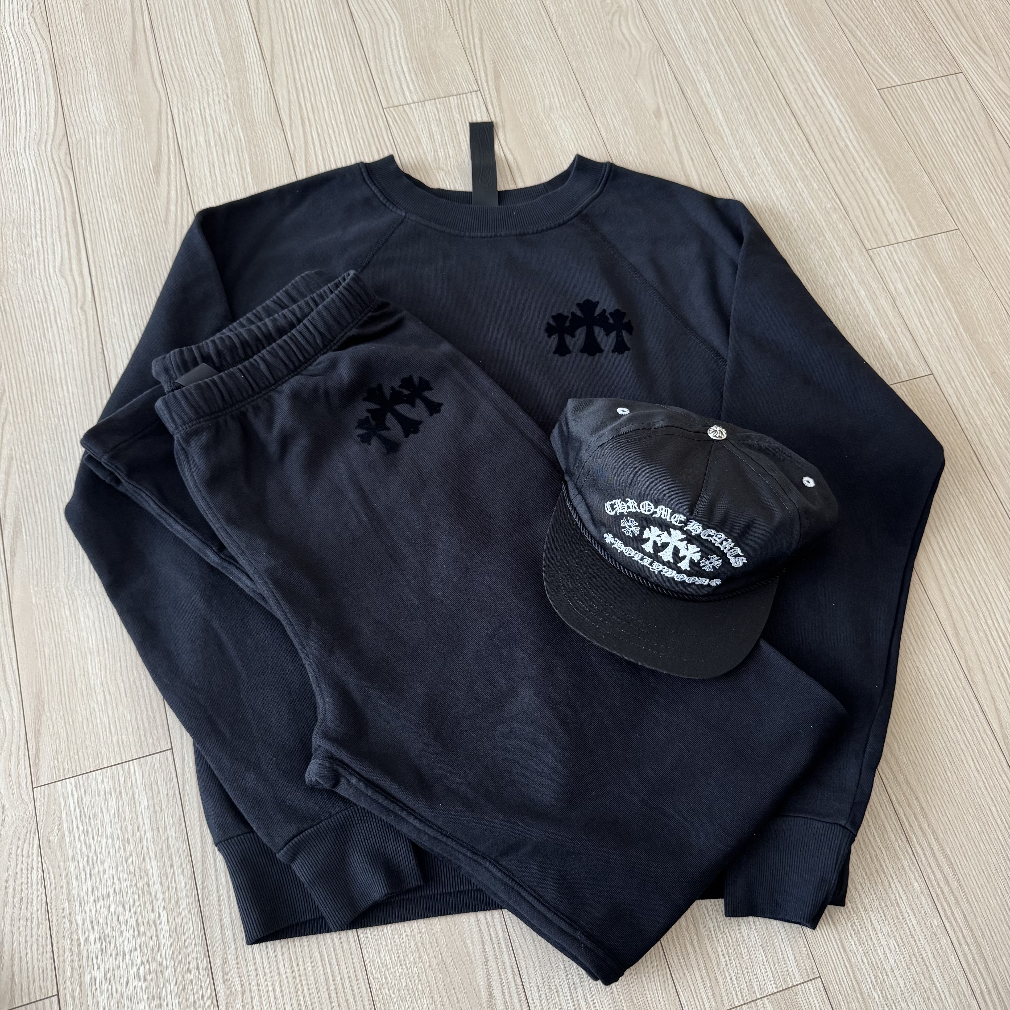 (W) Chrome Hearts Triple Cross Sweatpants Black, Chrome Hearts Triple Cross CH Letter Sweatershirt Blue 착용 스타일 - 1