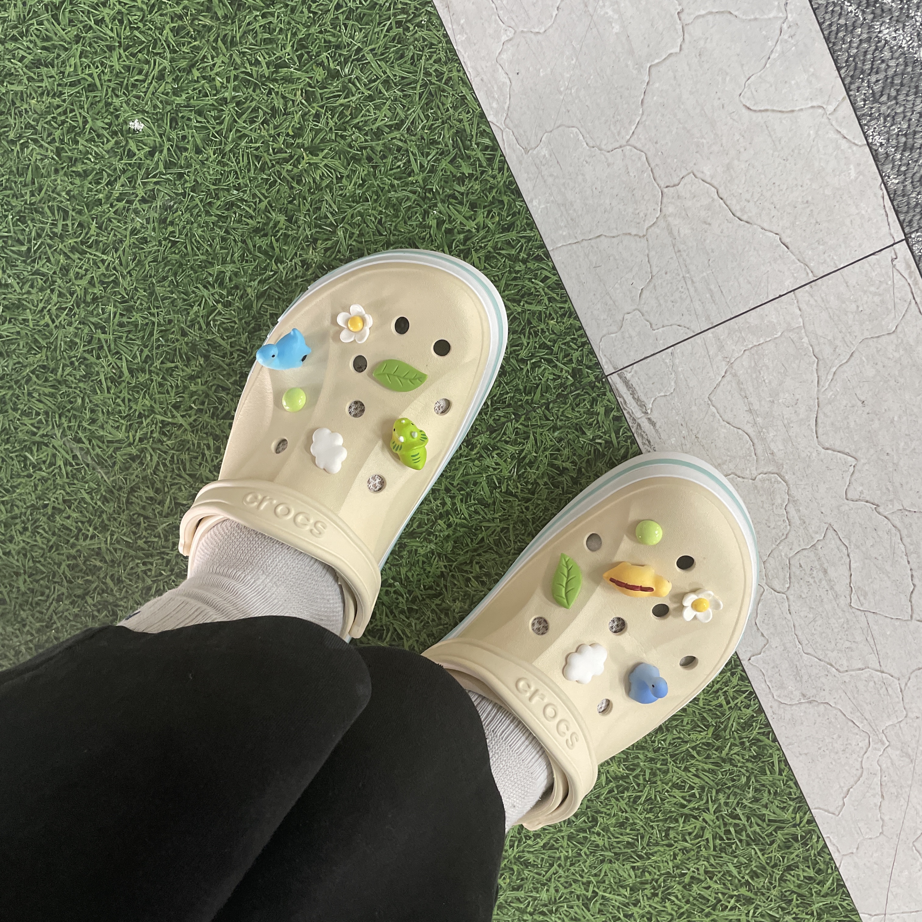 Crocs Bayaband Clog Winter White Multi 착용 스타일