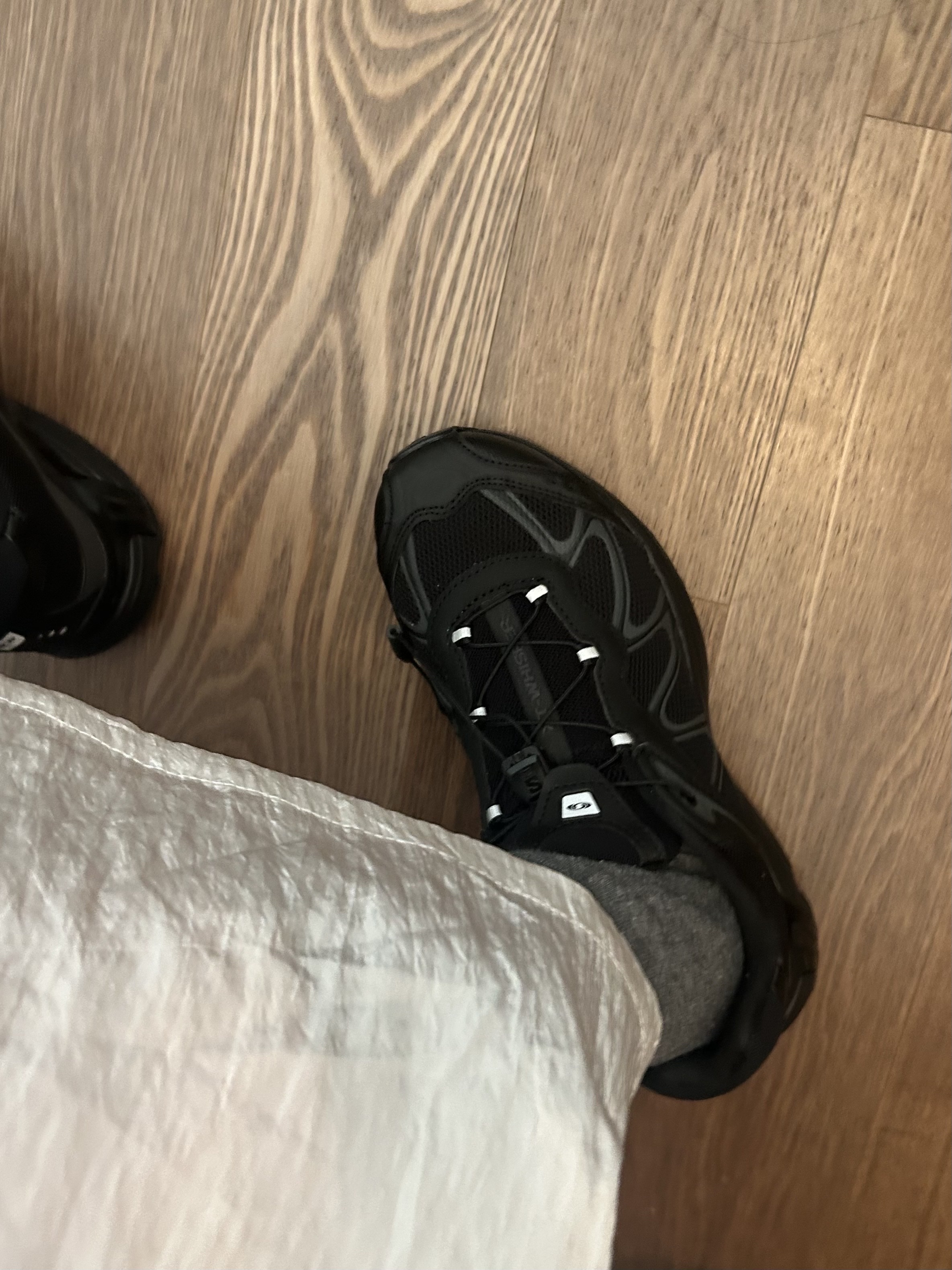 살로몬 XT-위스퍼 블랙 아스팔트 착용 스타일 - 3