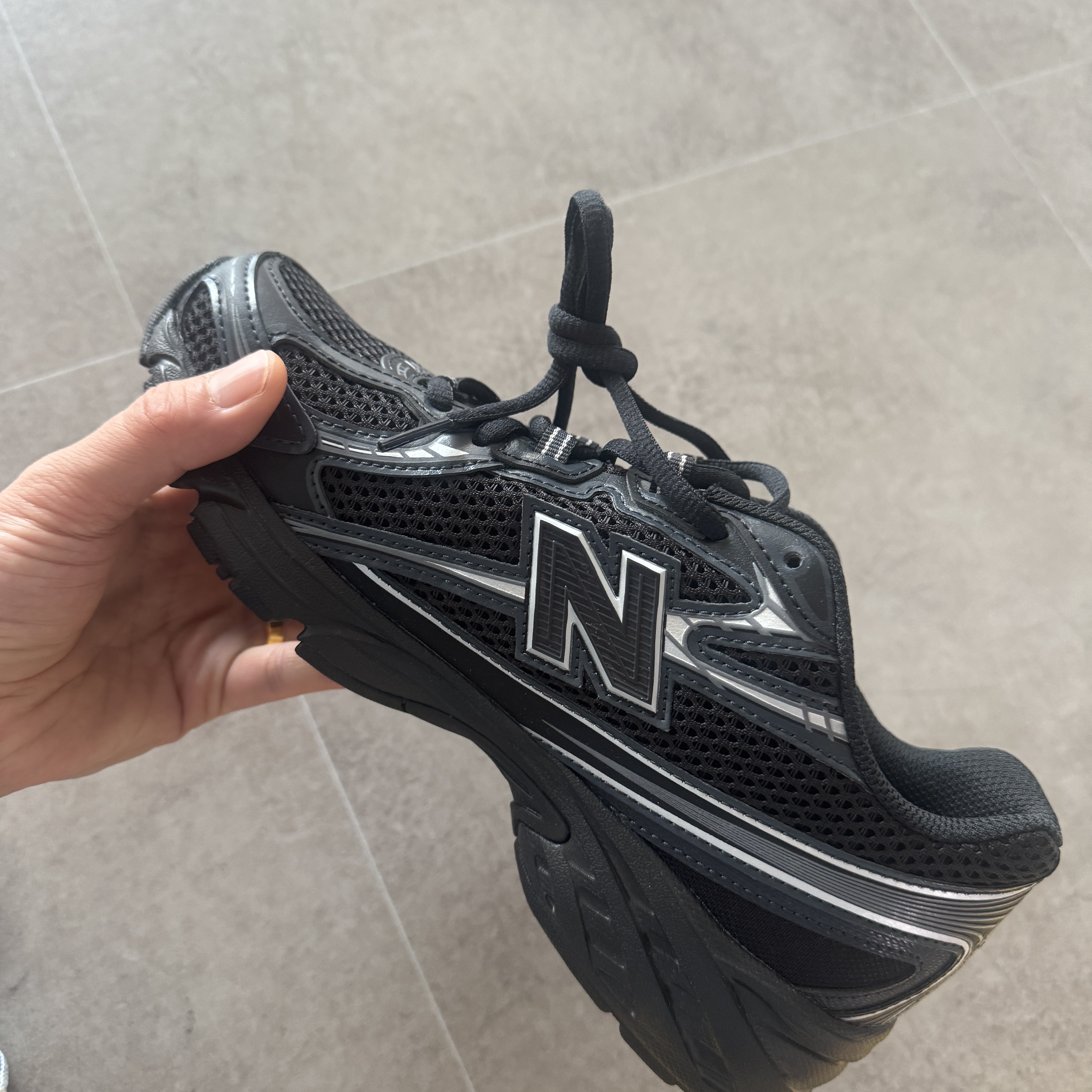 New Balance 740v2 Black Silver Metallic 착용 스타일