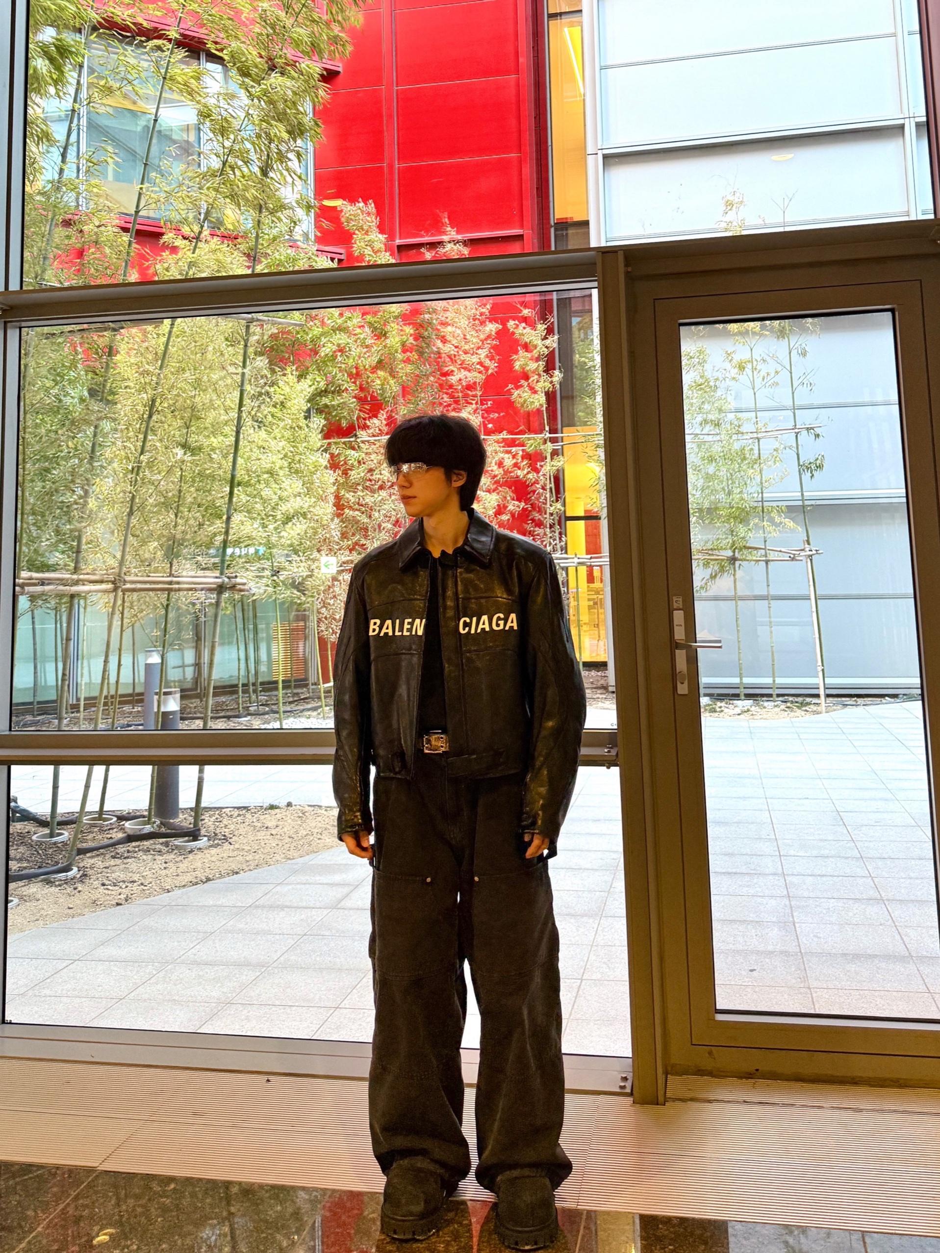 언더마이카 무.89 안티 Fxxking 로고 플레이 브러시 워시드 헨리넥 셔츠 블랙, 카미엔 x MJD 더블 홀 벨트 블랙 셔링 카프스킨 착용 스타일 - 3