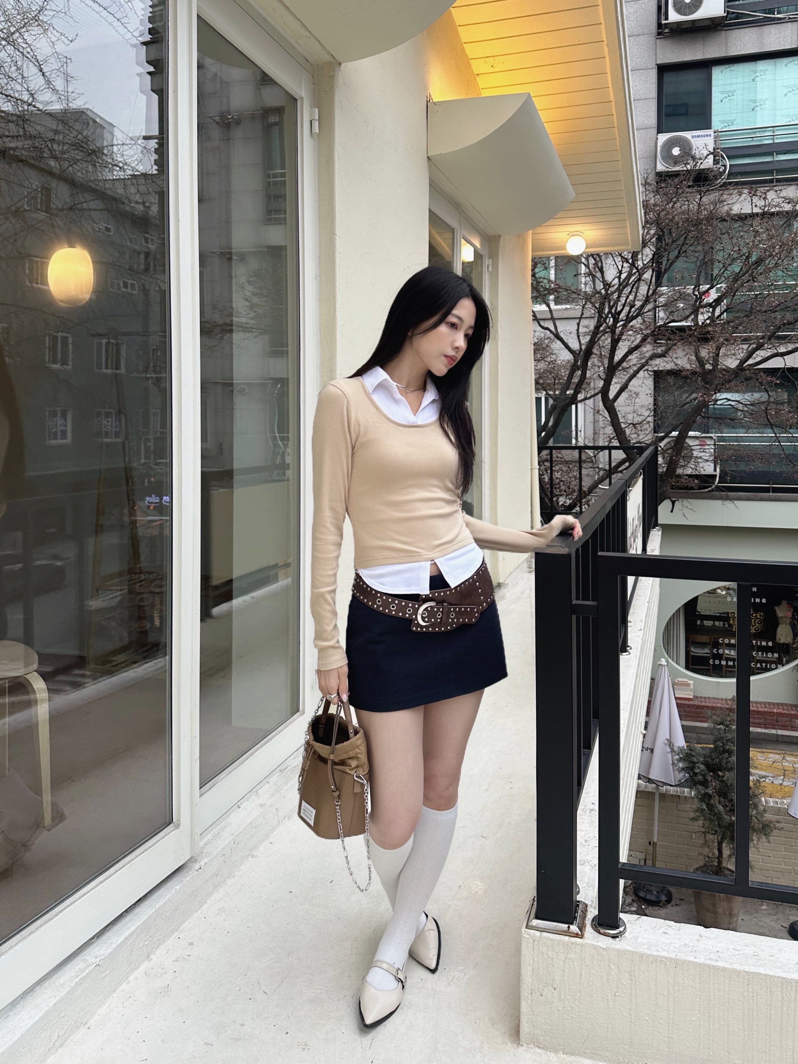 Maison Margiela 5AC Small Bucket Bag Camel 착용 스타일 - 1