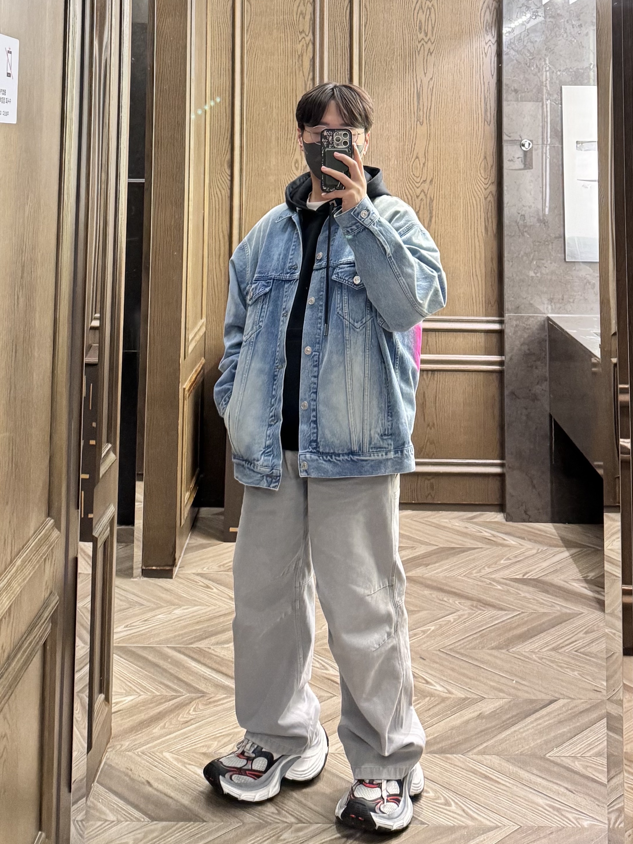 우영미 플라워 백로고 후드 블랙 - 23FW, 우영미 3D 와이드 데님 팬츠 그레이 - 25SS 착용 스타일 - 1