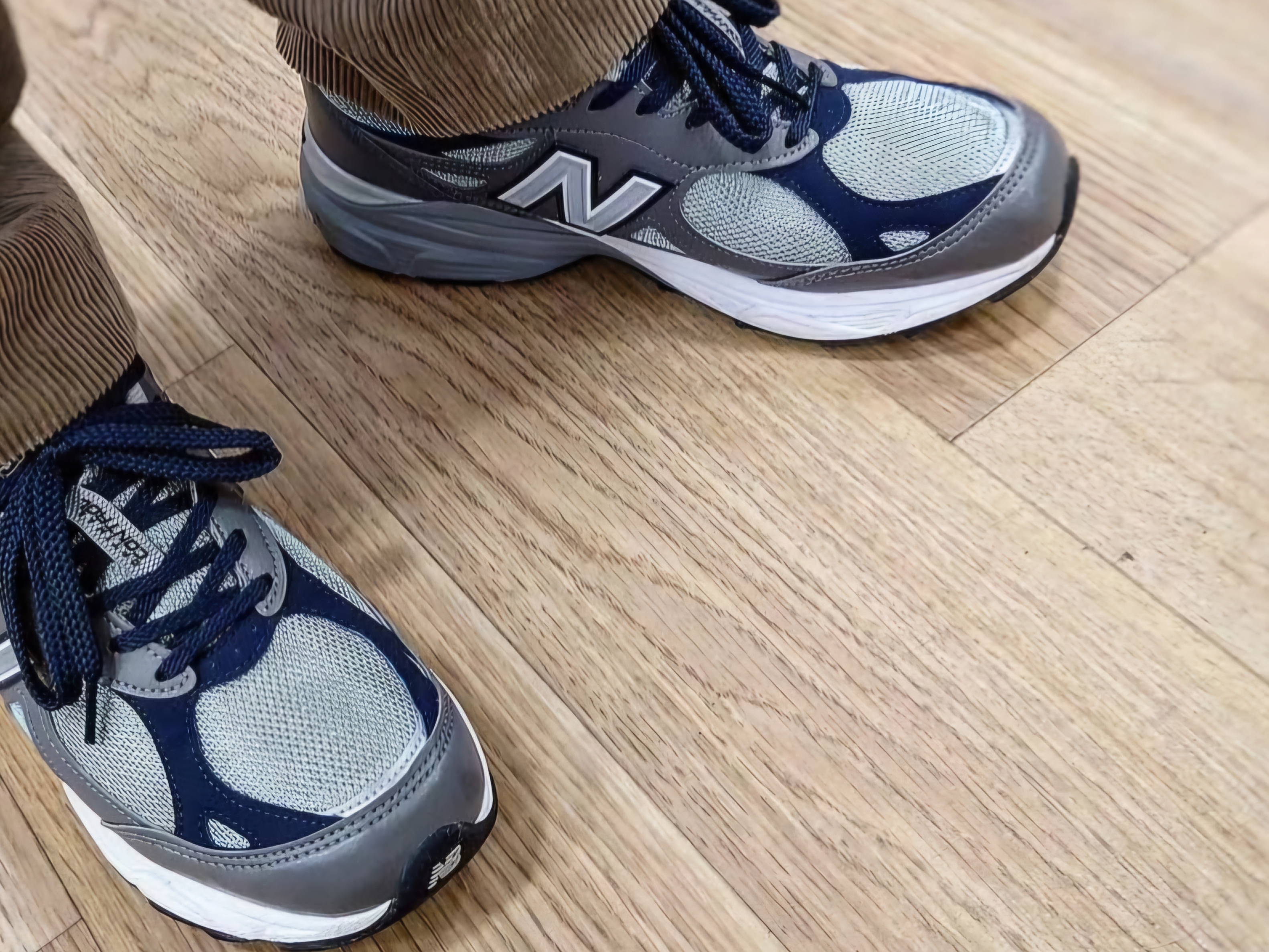 New Balance 990v3 Made in USA Smokey Grey Navy 착용 스타일